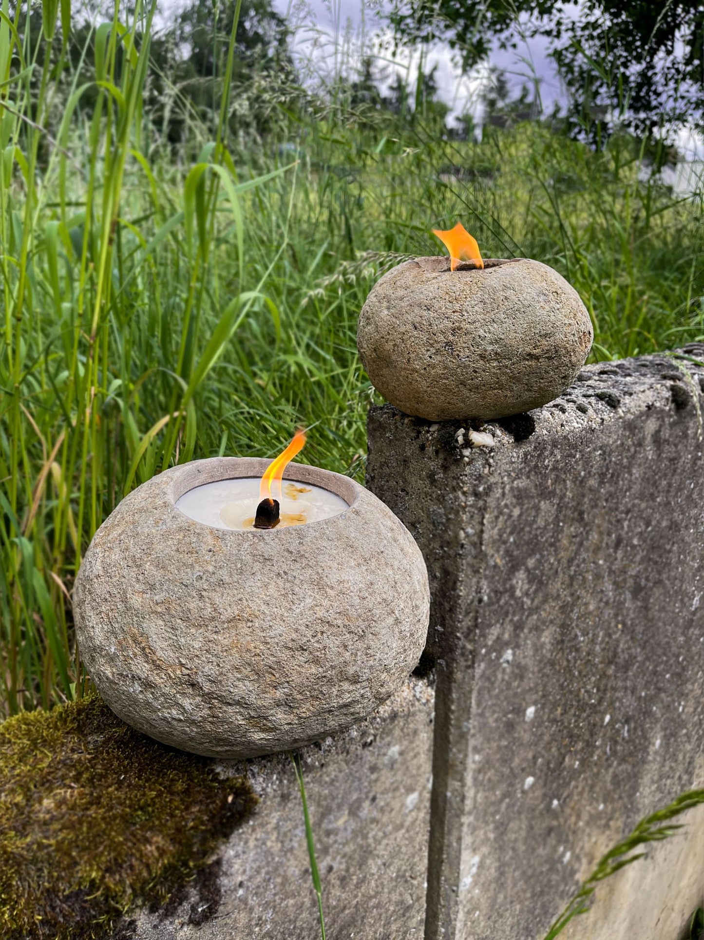Kiesel Feuer Feuerkiesel Stein Steine Dauerdocht Natur Rustikal Fels Felsstein groß einzigartig Unikat Flussstein Indonesien Java Soja Vegan Wachs Sojawachs Docht Outdoor Kerze Kerzen Gartenfackel Gartendeko Garten Tischdeko Dekoration Geschenk Licht Lagerfeuer Camping Picknick Flussstein Naturstein