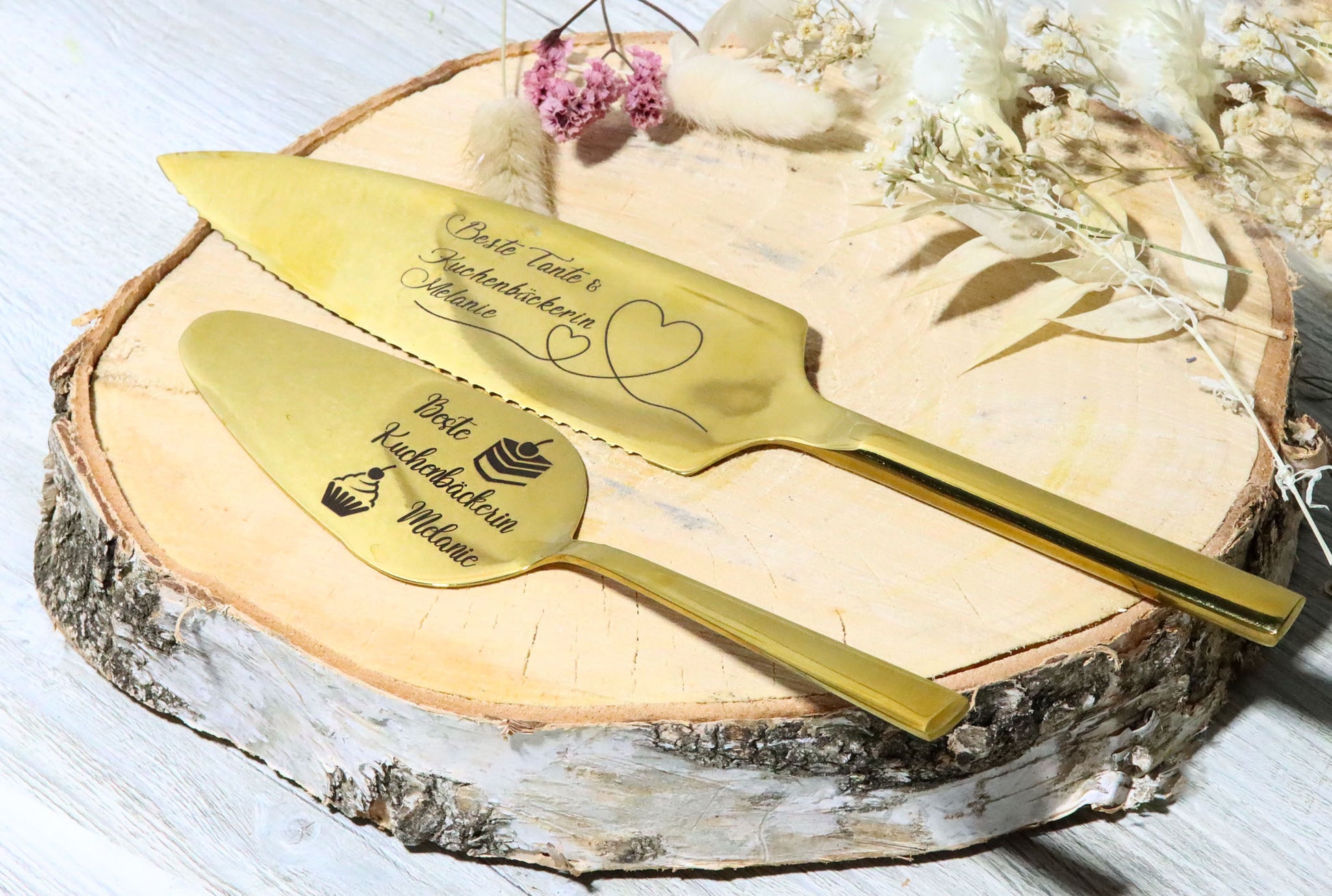 Geschenk Symbol personalisiert Hochzeit Hochzeitstorte Wunsch Braut goldene silberne Brautjungfer Gravur gravieren Messer Tortenheber Tortenmesser Kuchenmesser anschneiden Herz Oma Tante Freundin Küche Edelstahl