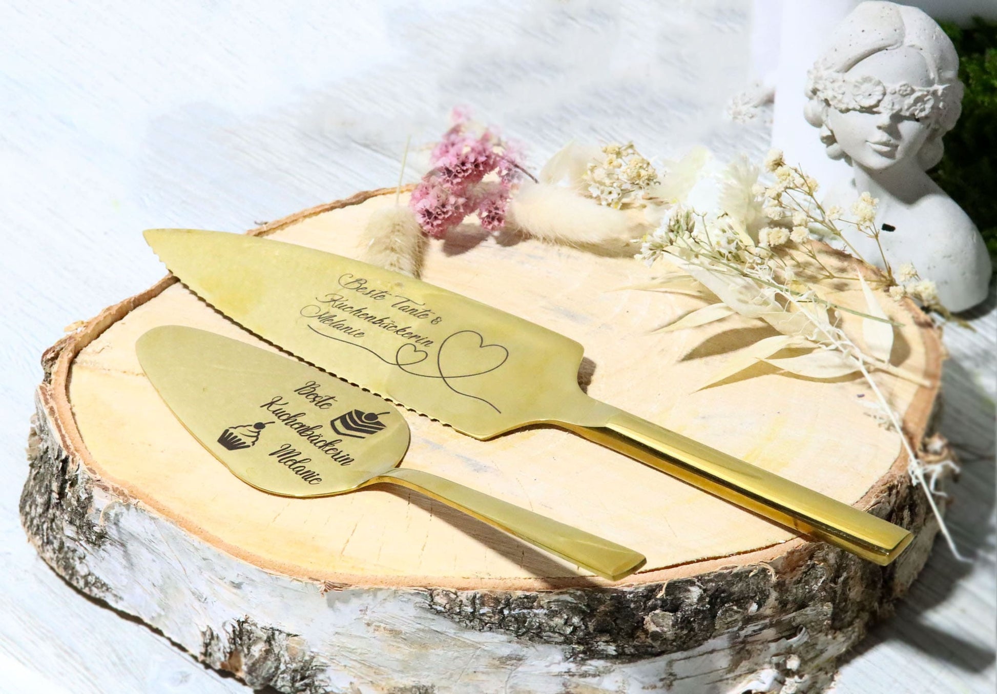 Geschenk Symbol personalisiert Hochzeit Hochzeitstorte Wunsch Braut goldene silberne Brautjungfer Gravur gravieren Messer Tortenheber Tortenmesser Kuchenmesser anschneiden Herz Oma Tante Freundin Küche Edelstahl Kuchenschaufel
