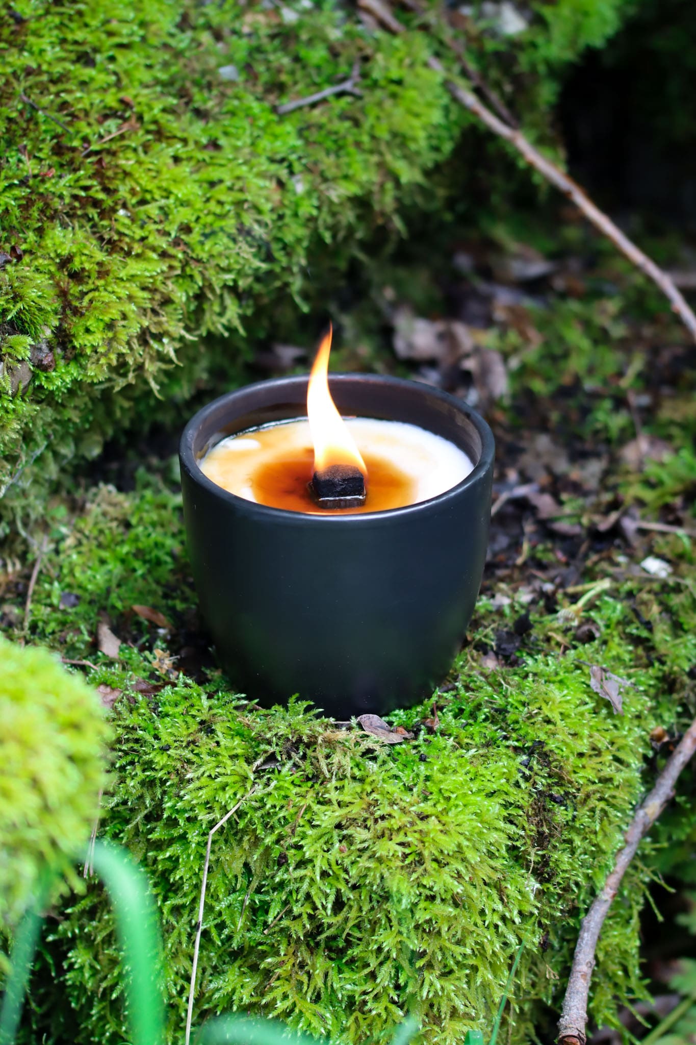 Outdoor Kerze Feuer Dauerdocht Feuertopf Deko Gartendeko Kerzenreste schmelzen Dekoration frostsicher Deckel Löschbrett Soja Wachs Sojawachs nachhaltig vegan recyceln Geschenk Geburtstag Vatertag Vater Mutter Muttertag Lagerfeuer Beton Flamme Kerzenlöscher Tischkerze Kerze Gartenfackel Garten Nachhaltig Anthrazit Licht vegan romantisches Keramik Romantik Liebe