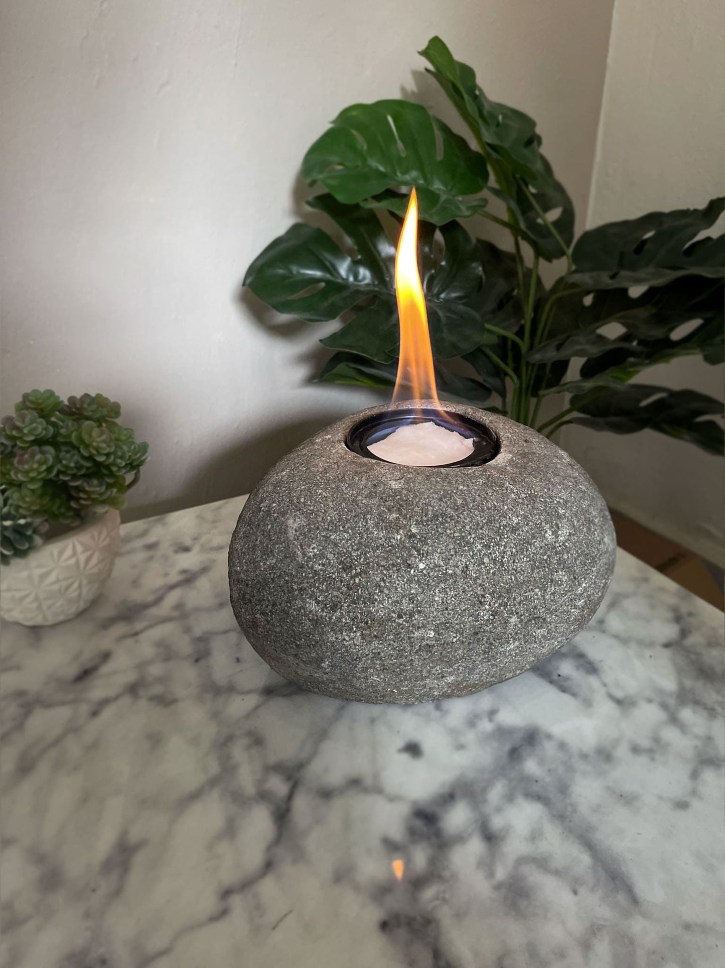 Ethanol Outdoor Indoor Innenbereich Wintergarten Zimmer Feuer Feuertopf Deko Gartendeko Dekoration Deckel Soja Wachs Sojawachs nachhaltig vegan Geschenk Geburtstag Vatertag Vater Mutter Muttertag Lagerfeuer Flamme Kerzenlöscher Tischkerze Kerze Gartenfackel Nachhaltig Kieselfeuer Gedankenwunder Stein Fels rund