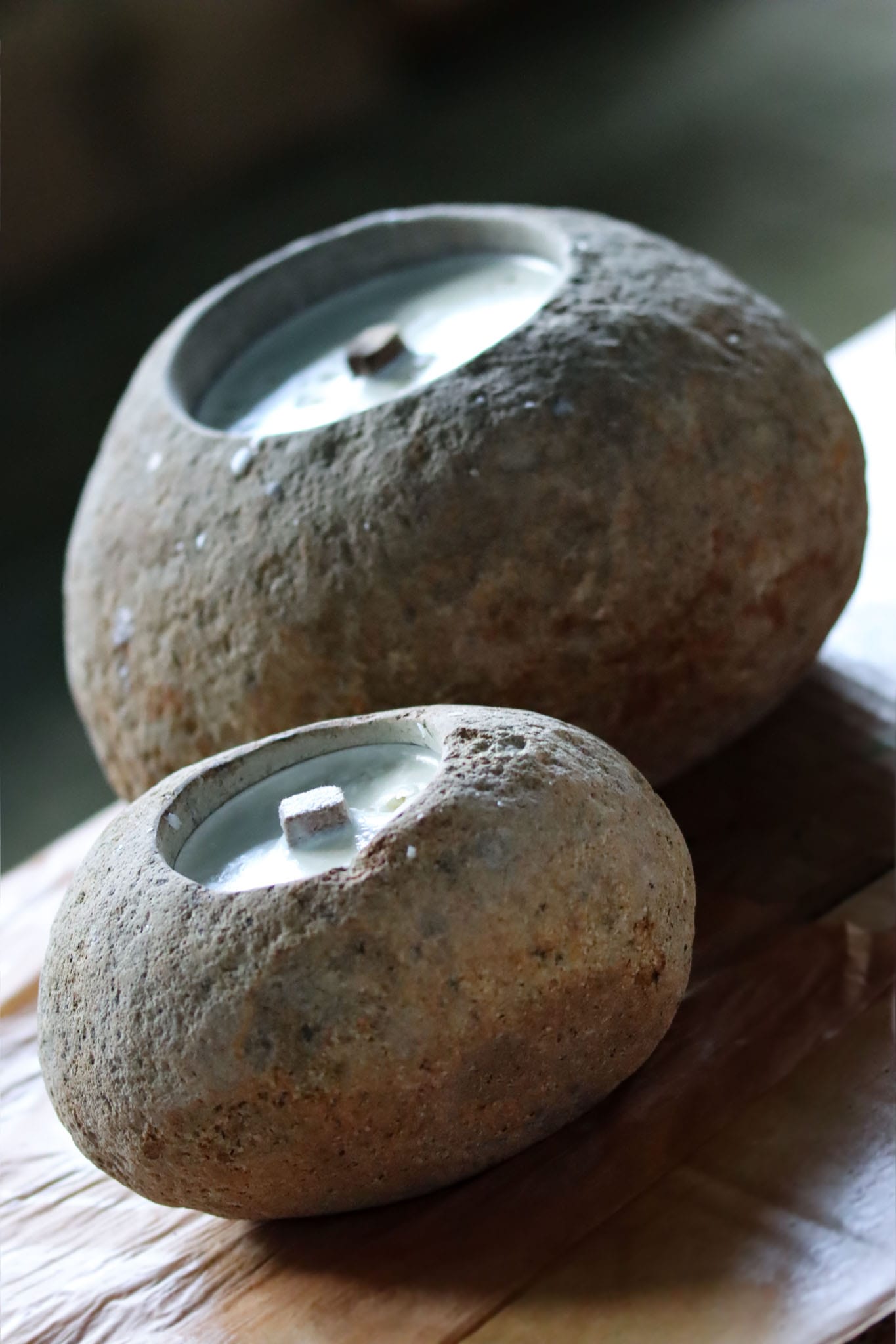 Kiesel Feuer Feuerkiesel Stein Steine Dauerdocht Natur Rustikal Fels Felsstein groß einzigartig Unikat Flussstein Indonesien Java Soja Vegan Wachs Sojawachs Docht Outdoor Kerze Kerzen Gartenfackel Gartendeko Garten Tischdeko Dekoration Geschenk Licht Lagerfeuer Camping Picknick Flussstein Naturstein Detail Struktur Makro