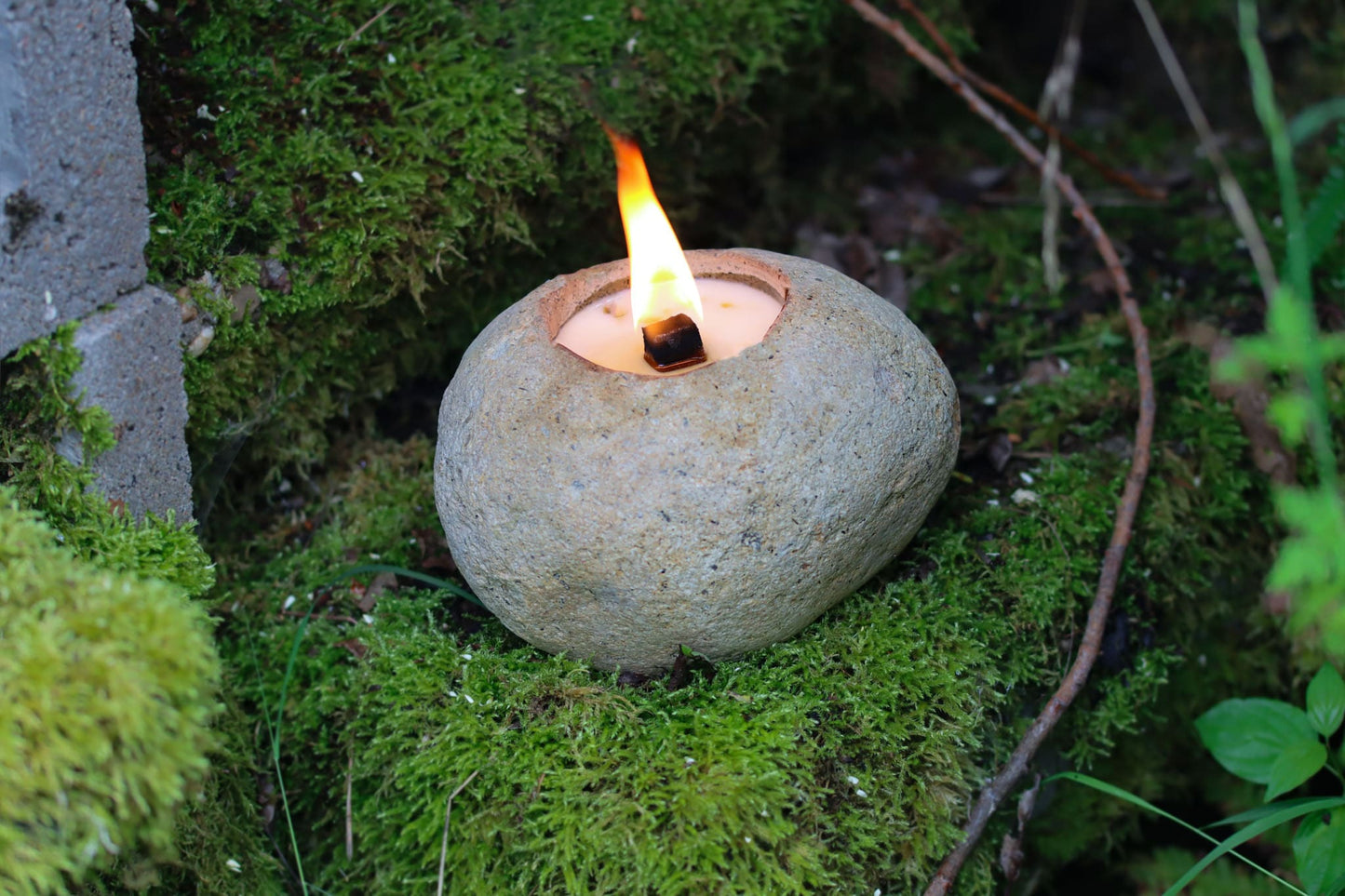 Kiesel Feuer Feuerkiesel Stein Steine Dauerdocht Natur Rustikal Fels Felsstein groß einzigartig Unikat Flussstein Indonesien Java Soja Vegan Wachs Sojawachs Docht Outdoor Kerze Kerzen Gartenfackel Gartendeko Garten Tischdeko Dekoration Geschenk Licht Lagerfeuer Camping Picknick Flussstein Naturstein bio biologisch Umwelt
