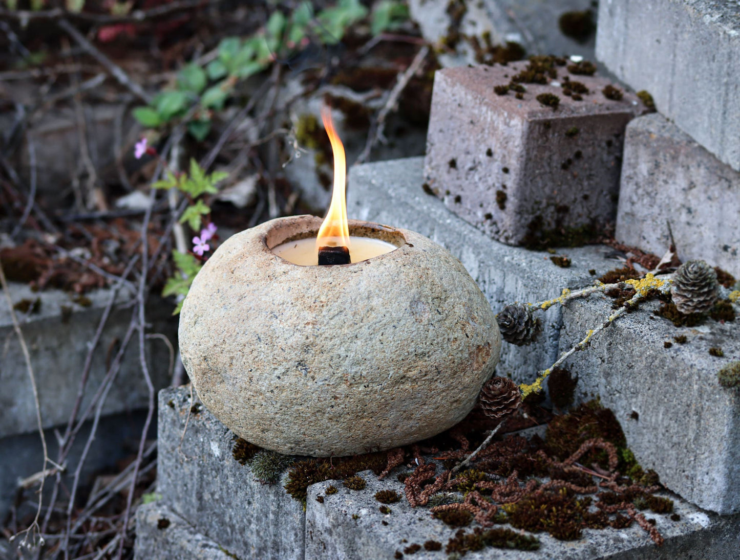 Kiesel Feuer Feuerkiesel Stein Steine Dauerdocht Natur Rustikal Fels Felsstein groß einzigartig Unikat Flussstein Indonesien Java Soja Vegan Wachs Sojawachs Docht Outdoor Kerze Kerzen Gartenfackel Gartendeko Garten Tischdeko Dekoration Geschenk Licht Lagerfeuer Camping Picknick Flussstein Naturstein Rund Ball aushölung