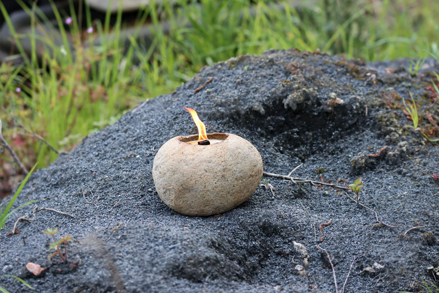 Kiesel Feuer Feuerkiesel Stein Steine Dauerdocht Natur Rustikal Fels Felsstein groß einzigartig Unikat Flussstein Indonesien Java Soja Vegan Wachs Sojawachs Docht Outdoor Kerze Kerzen Gartenfackel Gartendeko Garten Tischdeko Dekoration Geschenk Licht Lagerfeuer Camping Picknick Flussstein Naturstein Unikat Schüttung Kieselsteine
