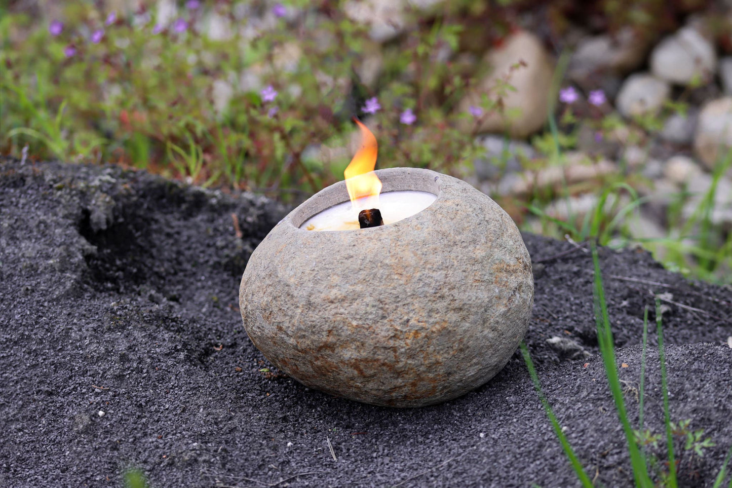Kiesel Feuer Feuerkiesel Stein Steine Dauerdocht Natur Rustikal Fels Felsstein groß einzigartig Unikat Flussstein Indonesien Java Soja Vegan Wachs Sojawachs Docht Outdoor Kerze Kerzen Gartenfackel Gartendeko Garten Tischdeko Dekoration Geschenk Licht Lagerfeuer Camping Picknick Flussstein Naturstein Struktur Fluss Wasser Jahrhunderte