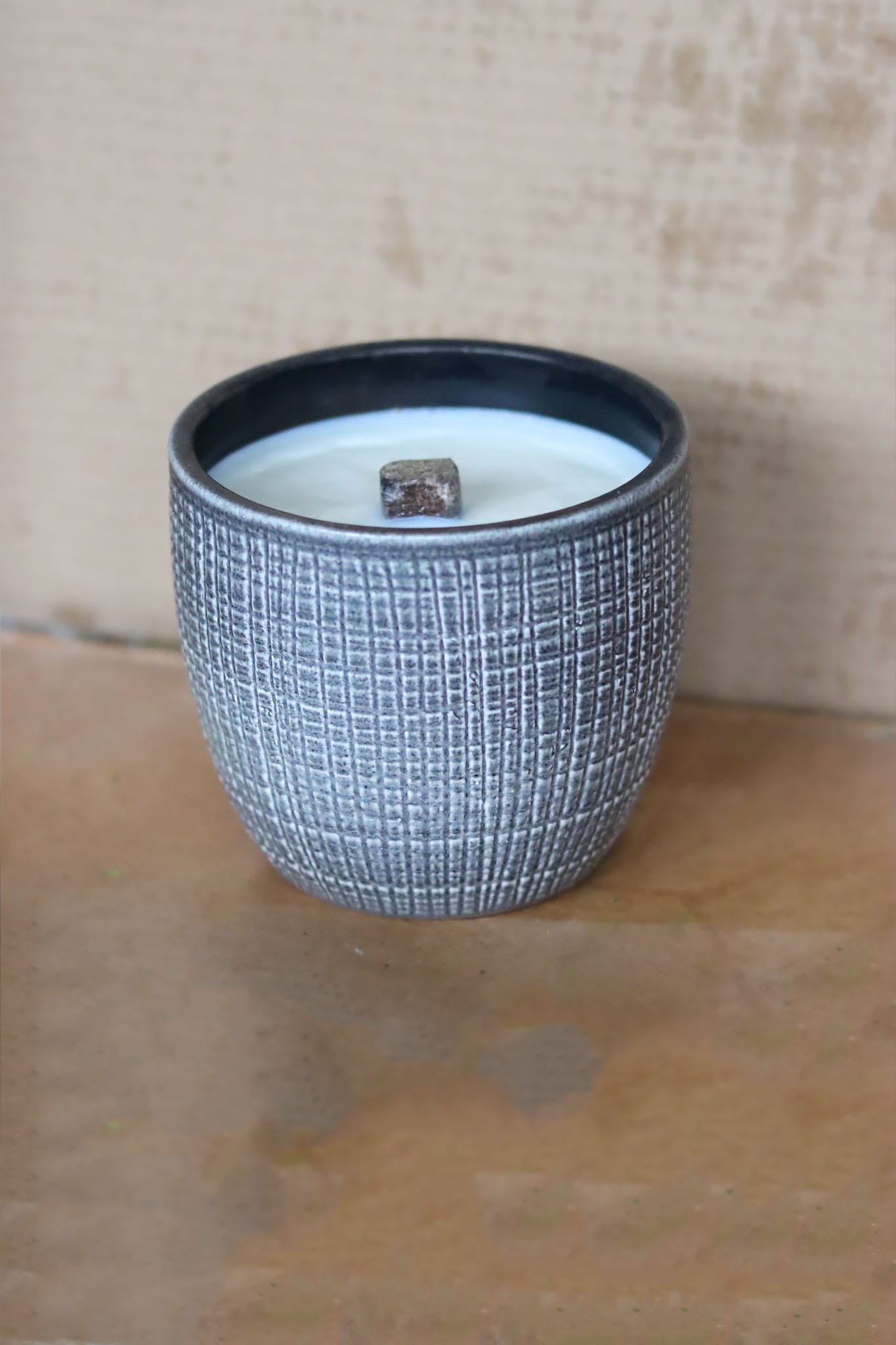 Outdoor Kerze Keramik Feuer Dauerdocht Feuertopf Deko Gartendeko Kerzenreste schmelzen Dekoration frostsicher Deckel Löschbrett Soja Wachs Sojawachs nachhaltig vegan recyceln Geschenk Geburtstag Vatertag Vater Mutter Muttertag Lagerfeuer Flamme Kerzenlöscher Tischkerze Kerze Gartenfackel Garten Zement Nachhaltig Licht wandern