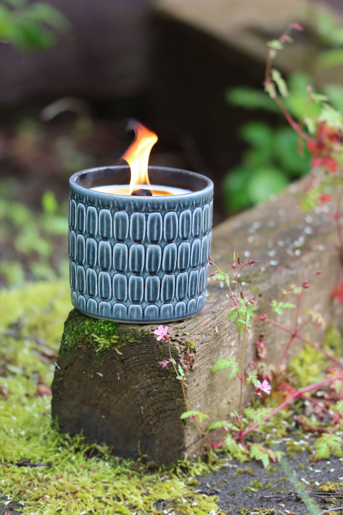 Outdoor Kerze Keramik Feuer Dauerdocht Feuertopf Deko Gartendeko Kerzenreste schmelzen Dekoration frostsicher Deckel Löschbrett Soja Wachs Sojawachs nachhaltig vegan recyceln Geschenk Geburtstag Vatertag Vater Mutter Muttertag Lagerfeuer Flamme Kerzenlöscher Tischkerze Kerze Gartenfackel Garten Wasser Optik Lagune blau