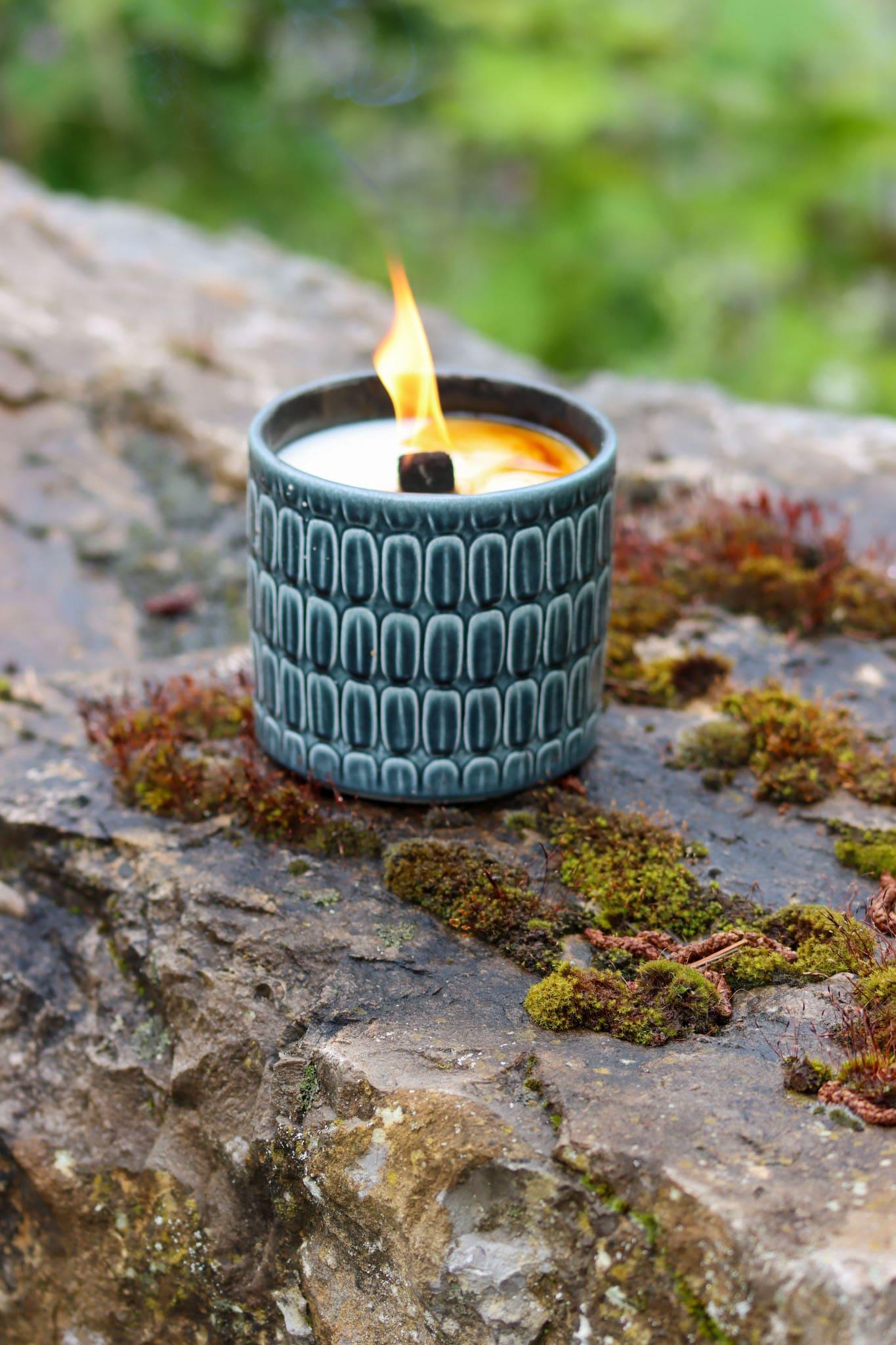Outdoor Kerze Keramik Feuer Dauerdocht Feuertopf Deko Gartendeko Kerzenreste schmelzen Dekoration frostsicher Deckel Löschbrett Soja Wachs Sojawachs nachhaltig vegan recyceln Geschenk Geburtstag Vatertag Vater Mutter Muttertag Lagerfeuer Flamme Kerzenlöscher Tischkerze Kerze Gartenfackel Garten Beach Strand Reise Camping
