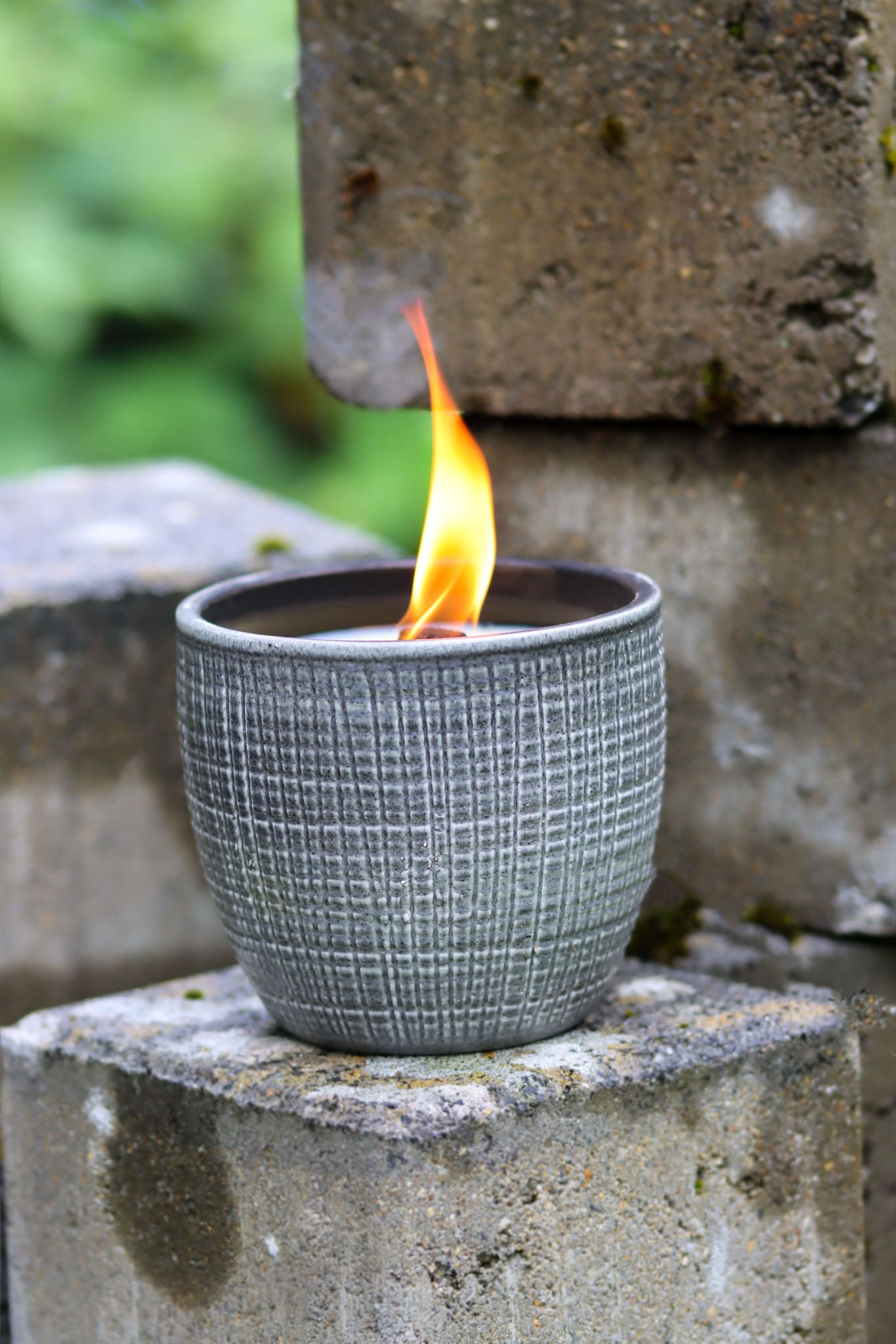 Outdoor Kerze Keramik Feuer Dauerdocht Feuertopf Deko Gartendeko Kerzenreste schmelzen Dekoration frostsicher Deckel Löschbrett Soja Wachs Sojawachs nachhaltig vegan recyceln Geschenk Geburtstag Vatertag Vater Mutter Muttertag Lagerfeuer Flamme Kerzenlöscher Tischkerze Kerze Gartenfackel Garten Zement Nachhaltig Licht camping