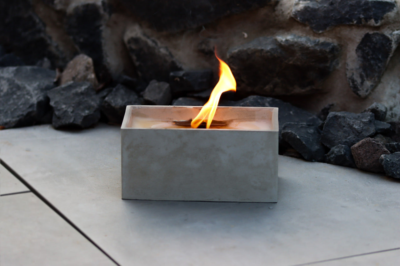 Outdoor Kerze Betonkerze Feuer Dauerdocht Feuertopf Deko Gartendeko Kerzenreste schmelzen Dekoration frostsicher Deckel Löschbrett Soja Wachs Sojawachs nachhaltig vegan recyceln Geschenk Geburtstag Vatertag Vater Mutter Muttertag Lagerfeuer Beton Flamme Kerzenlöscher Tischkerze Kerze Gartenfackel Garten Zement Nachhaltig Anthrazit grau Licht vegan garten Terrasse