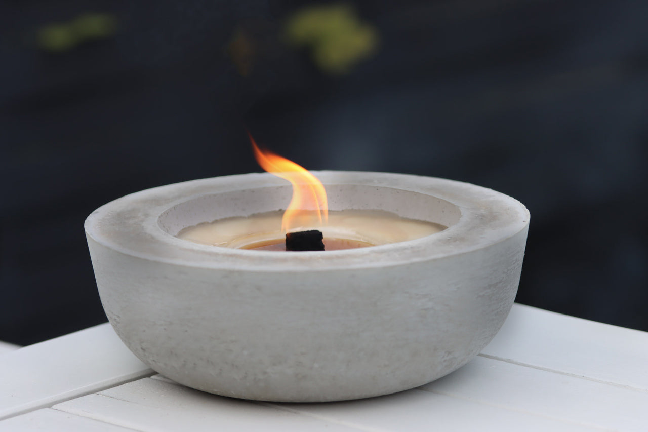 Outdoor Kerze Betonkerze Feuer Dauerdocht Feuertopf Deko Gartendeko Kerzenreste schmelzen Dekoration frostsicher Deckel Löschbrett Soja Wachs Sojawachs nachhaltig vegan recyceln Geschenk Geburtstag Vatertag Vater Mutter Muttertag Lagerfeuer Beton Flamme Kerzenlöscher Tischkerze Kerze Gartenfackel Garten Zement Nachhaltig Anthrazit grau Licht vegan Flamme