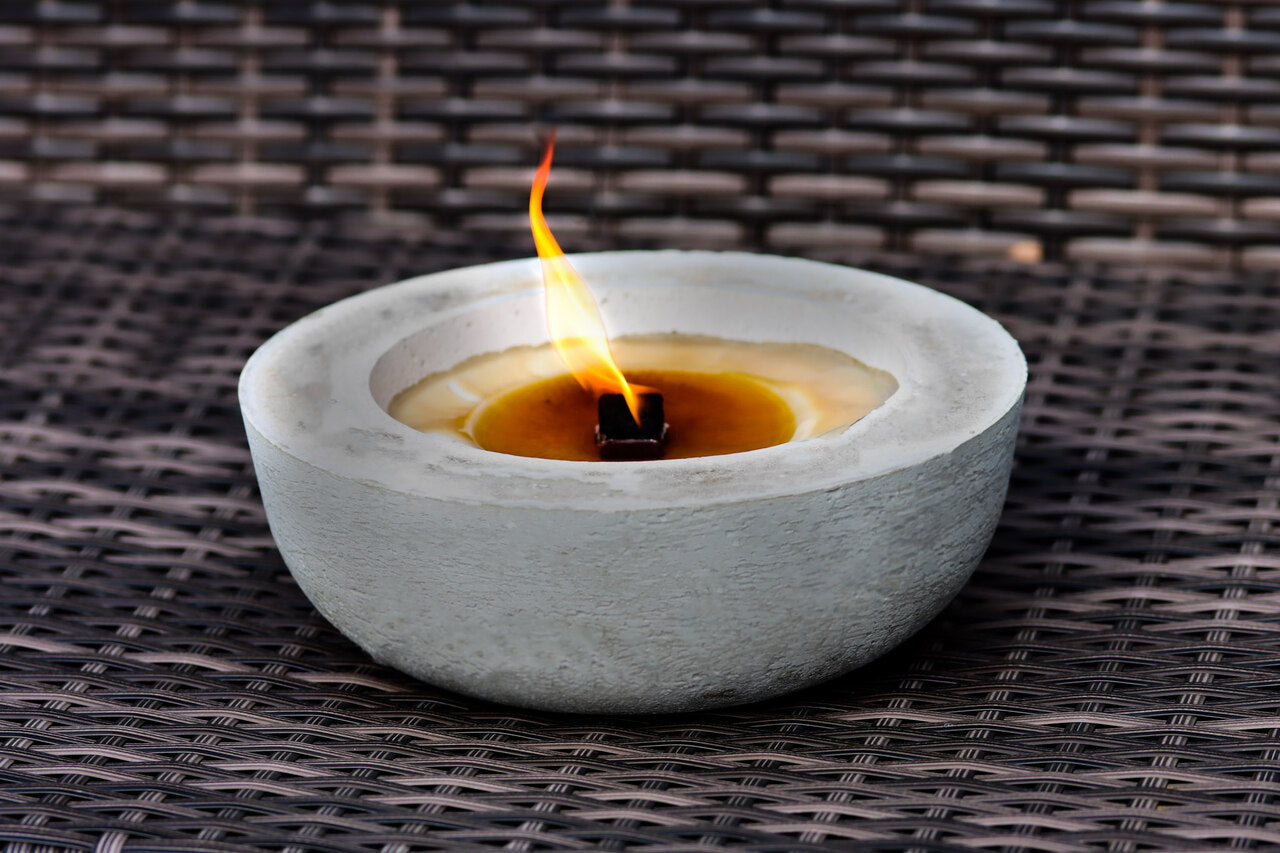 Outdoor Kerze Betonkerze Feuer Dauerdocht Feuertopf Deko Gartendeko Kerzenreste schmelzen Dekoration frostsicher Deckel Löschbrett Soja Wachs Sojawachs nachhaltig vegan recyceln Geschenk Geburtstag Vatertag Vater Mutter Muttertag Lagerfeuer Beton Flamme Kerzenlöscher Tischkerze Kerze Gartenfackel Garten Zement Nachhaltig Anthrazit grau Licht vegan Flammen