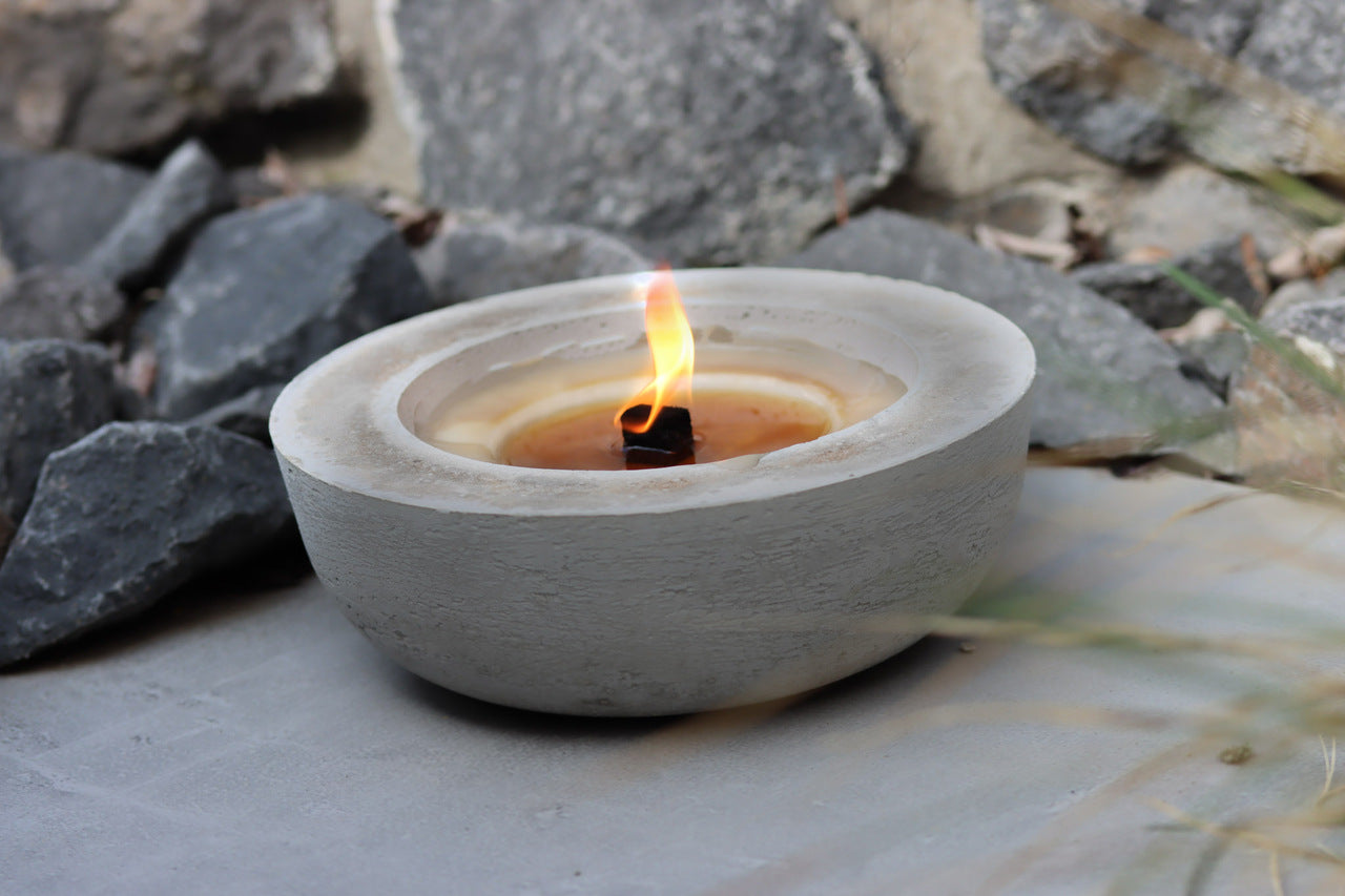 Outdoor Kerze Betonkerze Feuer Dauerdocht Feuertopf Deko Gartendeko Kerzenreste schmelzen Dekoration frostsicher Deckel Löschbrett Soja Wachs Sojawachs nachhaltig vegan recyceln Geschenk Geburtstag Vatertag Vater Mutter Muttertag Lagerfeuer Beton Flamme Kerzenlöscher Tischkerze Kerze Gartenfackel Garten Zement Nachhaltig Anthrazit grau Licht vegan nachhaltig