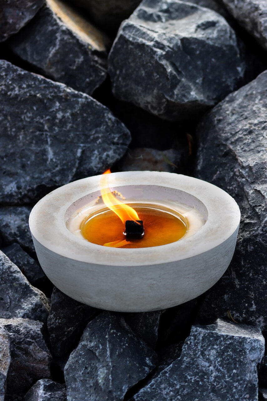 Outdoor Kerze Betonkerze Feuer Dauerdocht Feuertopf Deko Gartendeko Kerzenreste schmelzen Dekoration frostsicher Deckel Löschbrett Soja Wachs Sojawachs nachhaltig vegan recyceln Geschenk Geburtstag Vatertag Vater Mutter Muttertag Lagerfeuer Beton Flamme Kerzenlöscher Tischkerze Kerze Gartenfackel Garten Zement Nachhaltig Anthrazit grau Licht vegan Schale Betonschale