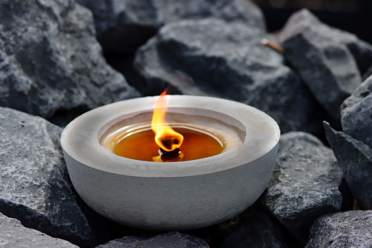 Outdoor Kerze Betonkerze Feuer Dauerdocht Feuertopf Deko Gartendeko Kerzenreste schmelzen Dekoration frostsicher Deckel Löschbrett Soja Wachs Sojawachs nachhaltig vegan recyceln Geschenk Geburtstag Vatertag Vater Mutter Muttertag Lagerfeuer Beton Flamme Kerzenlöscher Tischkerze Kerze Gartenfackel Garten Zement Nachhaltig Anthrazit grau Licht vegan rund