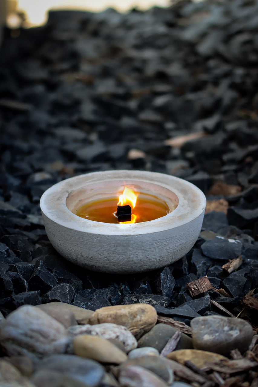 Outdoor Kerze Betonkerze Feuer Dauerdocht Feuertopf Deko Gartendeko Kerzenreste schmelzen Dekoration frostsicher Deckel Löschbrett Soja Wachs Sojawachs nachhaltig vegan recyceln Geschenk Geburtstag Vatertag Vater Mutter Muttertag Lagerfeuer Beton Flamme Kerzenlöscher Tischkerze Kerze Gartenfackel Garten Zement Nachhaltig Anthrazit grau Licht vegan Stein