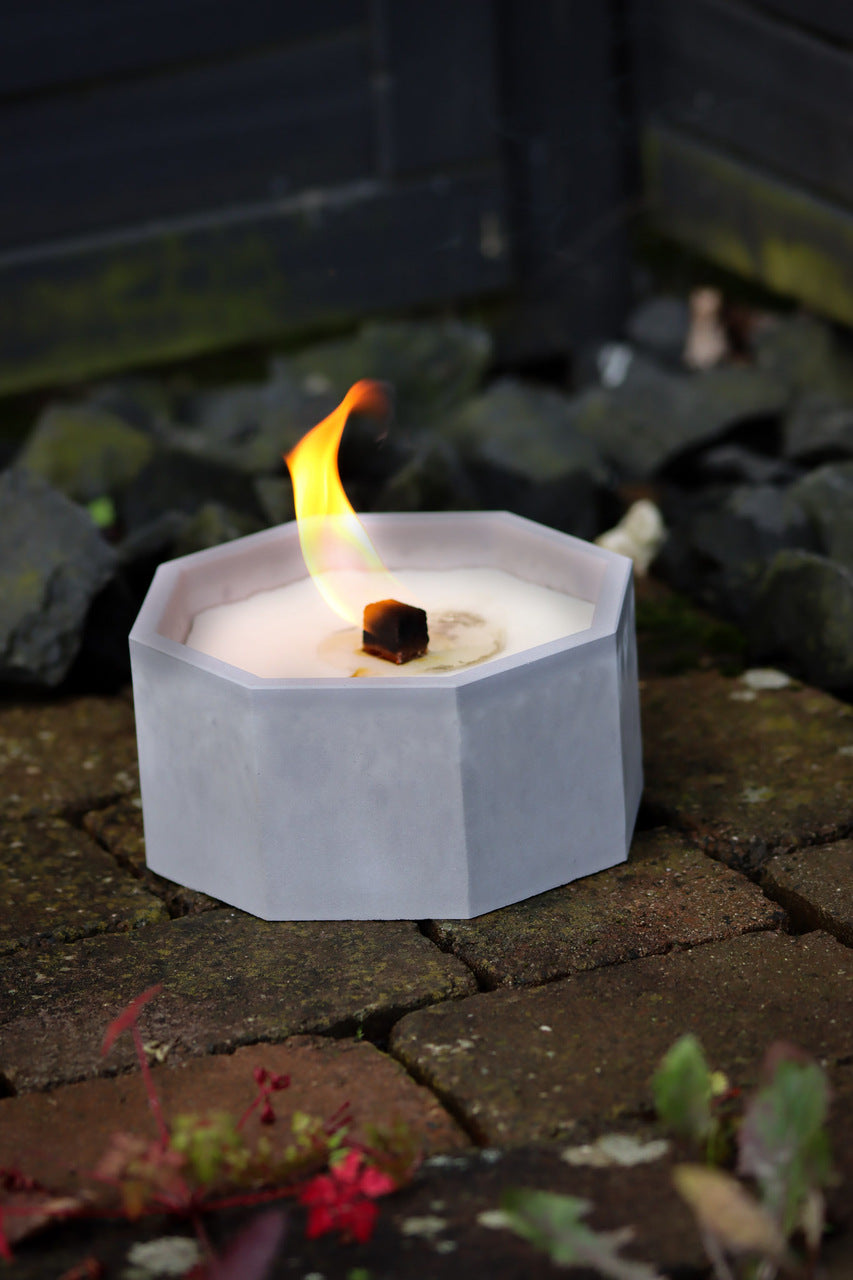 Outdoor Kerze Betonkerze Feuer Dauerdocht Feuertopf Deko Gartendeko Kerzenreste schmelzen Dekoration frostsicher Deckel Löschbrett Soja Wachs Sojawachs nachhaltig vegan recyceln Geschenk Geburtstag Vatertag Vater Mutter Muttertag Lagerfeuer Beton Flamme Kerzenlöscher Tischkerze Kerze Gartenfackel Garten Zement Nachhaltig Anthrazit grau Licht vegan docht