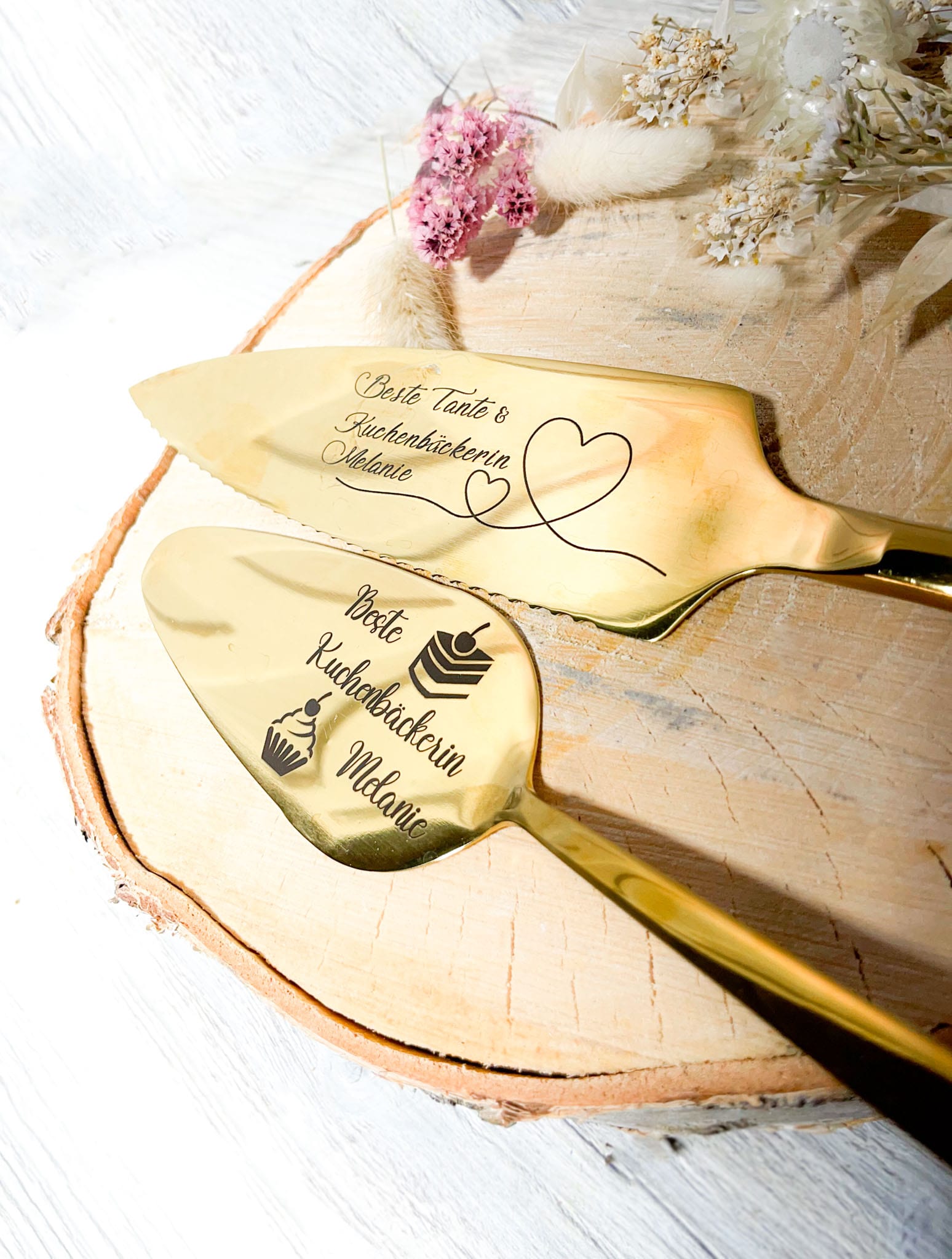 Geschenk Symbol personalisiert Hochzeit Hochzeitstorte Wunsch Braut goldene silberne Brautjungfer Gravur gravieren Messer Tortenheber Tortenmesser Kuchenmesser anschneiden Herz Oma Tante Freundin Küche Edelstahl Tortenstück