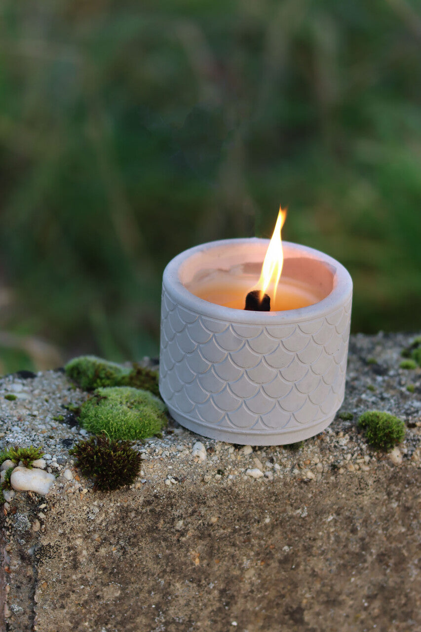 Outdoor Kerze Betonkerze Feuer Dauerdocht Feuertopf Deko Gartendeko Kerzenreste schmelzen Dekoration frostsicher Deckel Löschbrett Soja Wachs Sojawachs nachhaltig vegan recyceln Geschenk Geburtstag Vatertag Vater Mutter Muttertag Lagerfeuer Beton Flamme Kerzenlöscher Tischkerze Kerze Gartenfackel Garten Zement Nachhaltig Anthrazit grau Licht vegan Schuppen Flamme