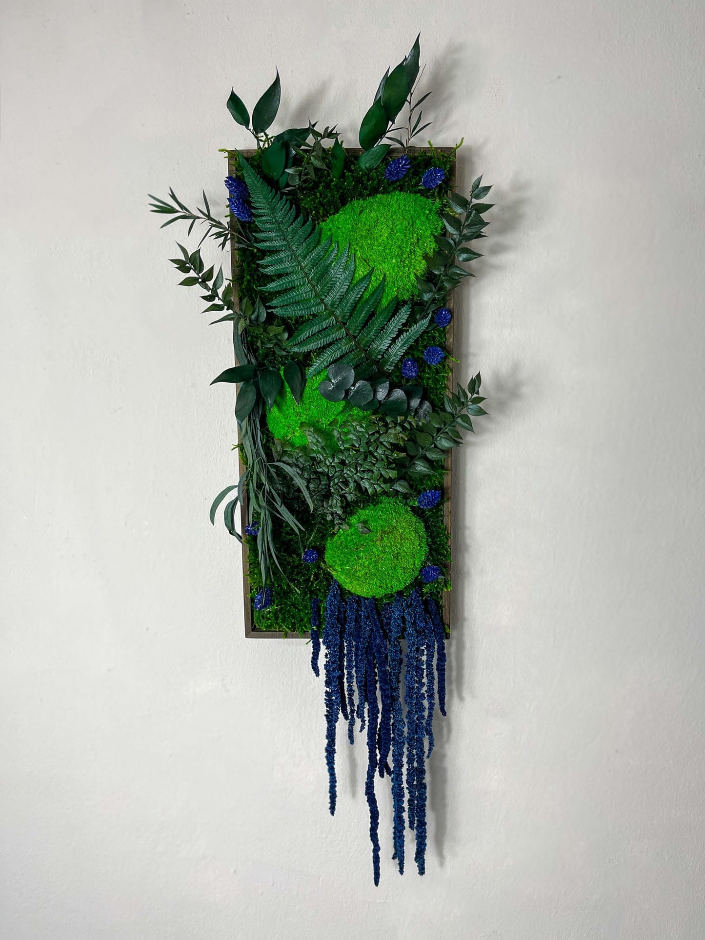 Geschenk Rahmen modern moos Moosbild Hellgrün Grün Natur Bollenmoos Moobilder Mooswand Pflanzen Pflanzenbild Flachmoos Waldmoos Muttertag Geburtstag Wohnung Rechteck blaue Ranken Ranke blau Blüte Blume Blumen Blüten Farnblatt Wasserfall