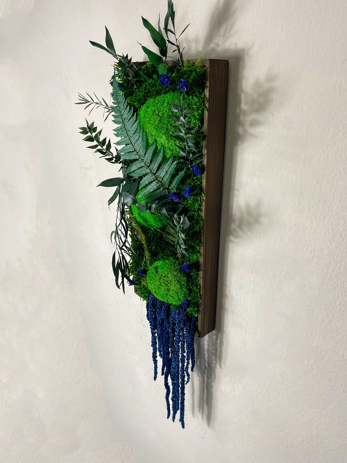 Geschenk Rahmen modern moos Moosbild Hellgrün Grün Natur Bollenmoos Moobilder Mooswand Pflanzen Pflanzenbild Flachmoos Waldmoos Muttertag Geburtstag Wohnung Rechteck blaue Ranken Ranke blau Blüte Blume Blumen Blüten Farnblatt Wasserfall Wasser Brunnen