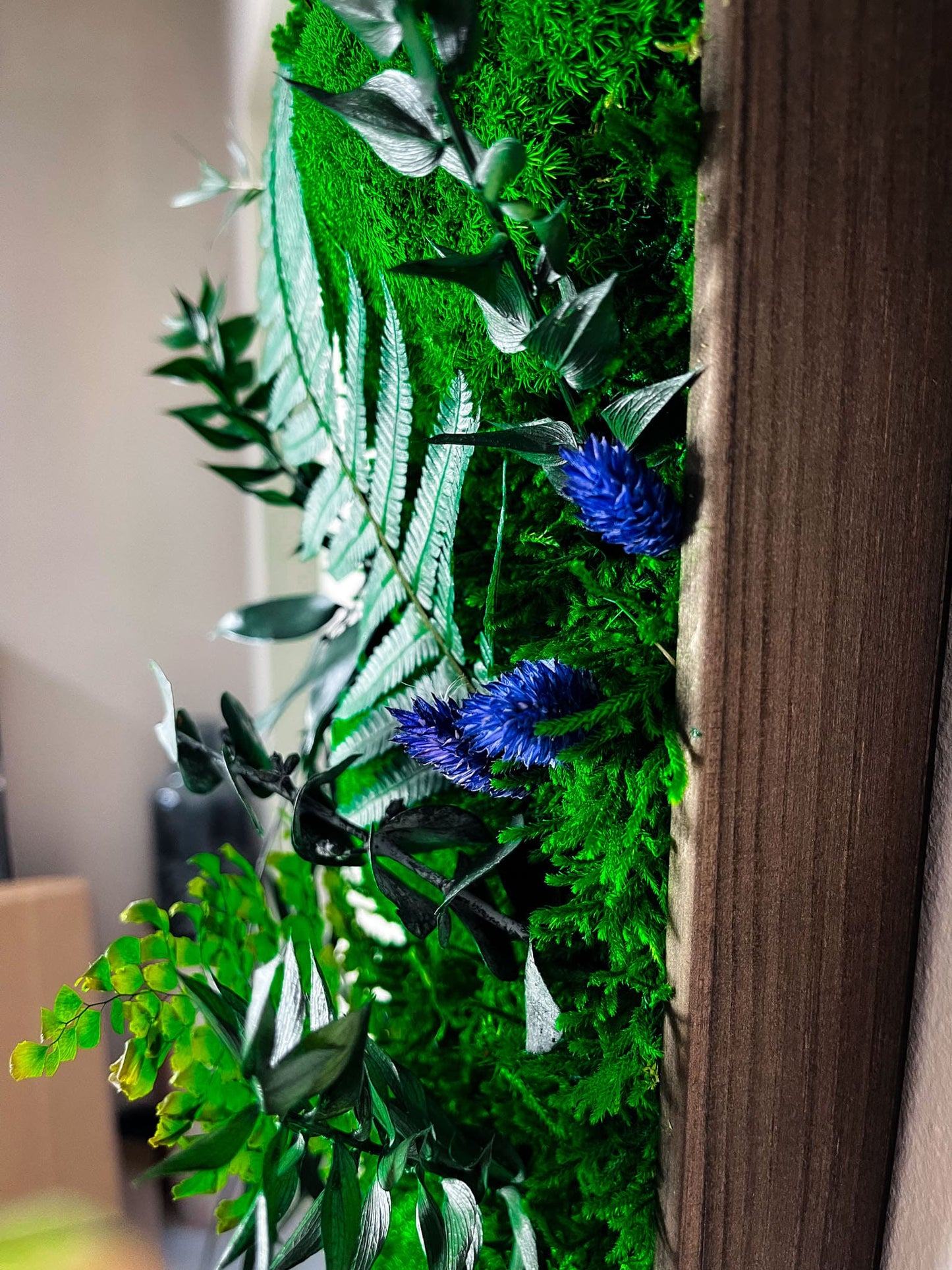 Geschenk Rahmen modern moos Moosbild Hellgrün Grün Natur Bollenmoos Moobilder Mooswand Pflanzen Pflanzenbild Flachmoos Waldmoos Muttertag Geburtstag Wohnung Rechteck blaue Ranken Ranke blau Blüte Blume Blumen Blüten Farnblatt Wasserfall Kornblume
