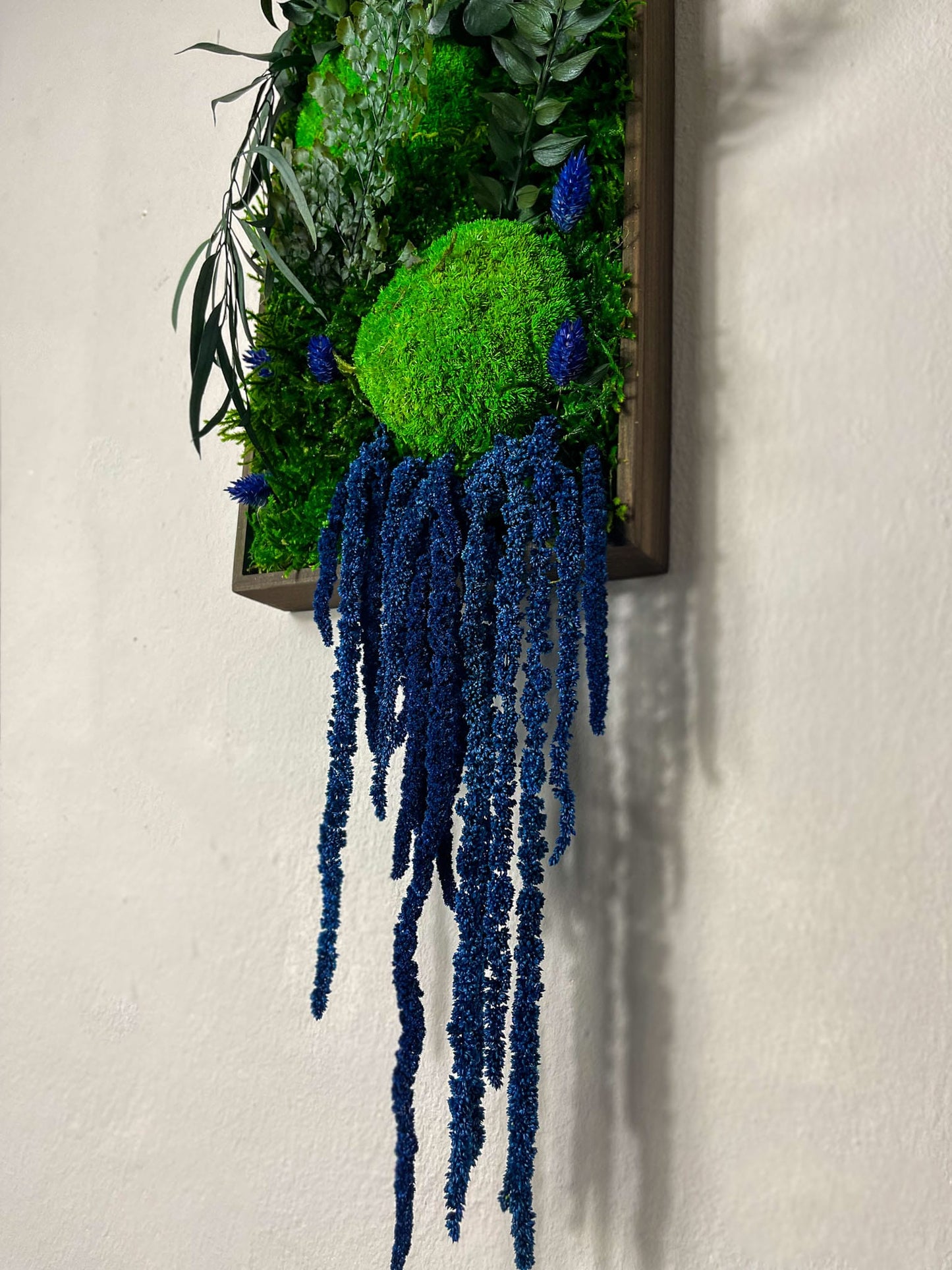 Geschenk Rahmen modern moos Moosbild Hellgrün Grün Natur Bollenmoos Moobilder Mooswand Pflanzen Pflanzenbild Flachmoos Waldmoos Muttertag Geburtstag Wohnung Rechteck blaue Ranken Ranke blau Blüte Blume Blumen Blüten Farnblatt Wasserfall Liane