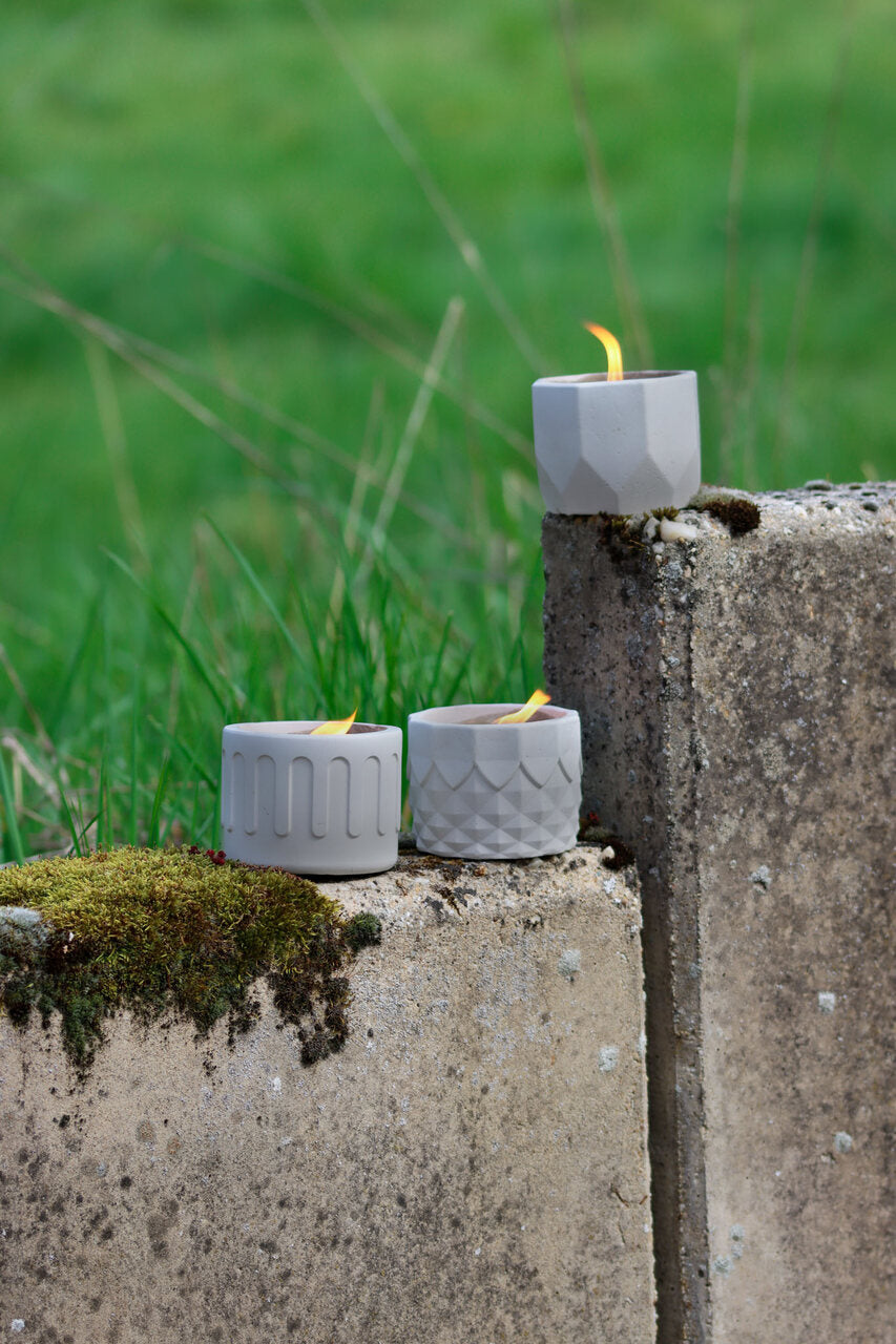 Outdoor Kerze Betonkerze Feuer Dauerdocht Feuertopf Deko Gartendeko Kerzenreste schmelzen Dekoration frostsicher Deckel Löschbrett Soja Wachs Sojawachs nachhaltig vegan recyceln Geschenk Geburtstag Vatertag Vater Mutter Muttertag Lagerfeuer Beton Flamme Kerzenlöscher Tischkerze Kerze Gartenfackel Garten Zement Nachhaltig Anthrazit grau Licht vegan set