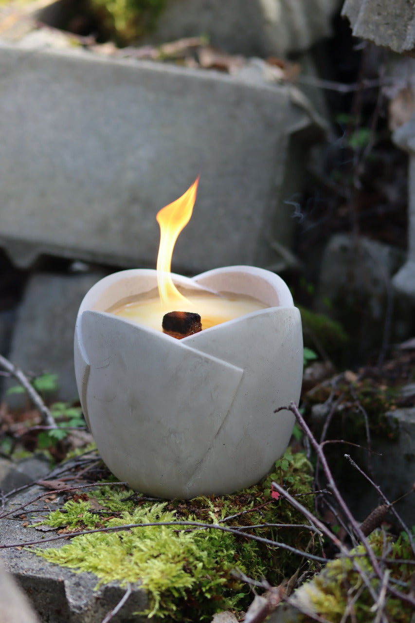 Outdoor Kerze Betonkerze Feuer Dauerdocht Feuertopf Deko Gartendeko Kerzenreste schmelzen Dekoration frostsicher Deckel Löschbrett Soja Wachs Sojawachs nachhaltig vegan recyceln Geschenk Geburtstag Vatertag Vater Mutter Muttertag Lagerfeuer Beton Flamme Kerzenlöscher Tischkerze Kerze Gartenfackel Garten Zement Nachhaltig Anthrazit grau Licht vegan flammen