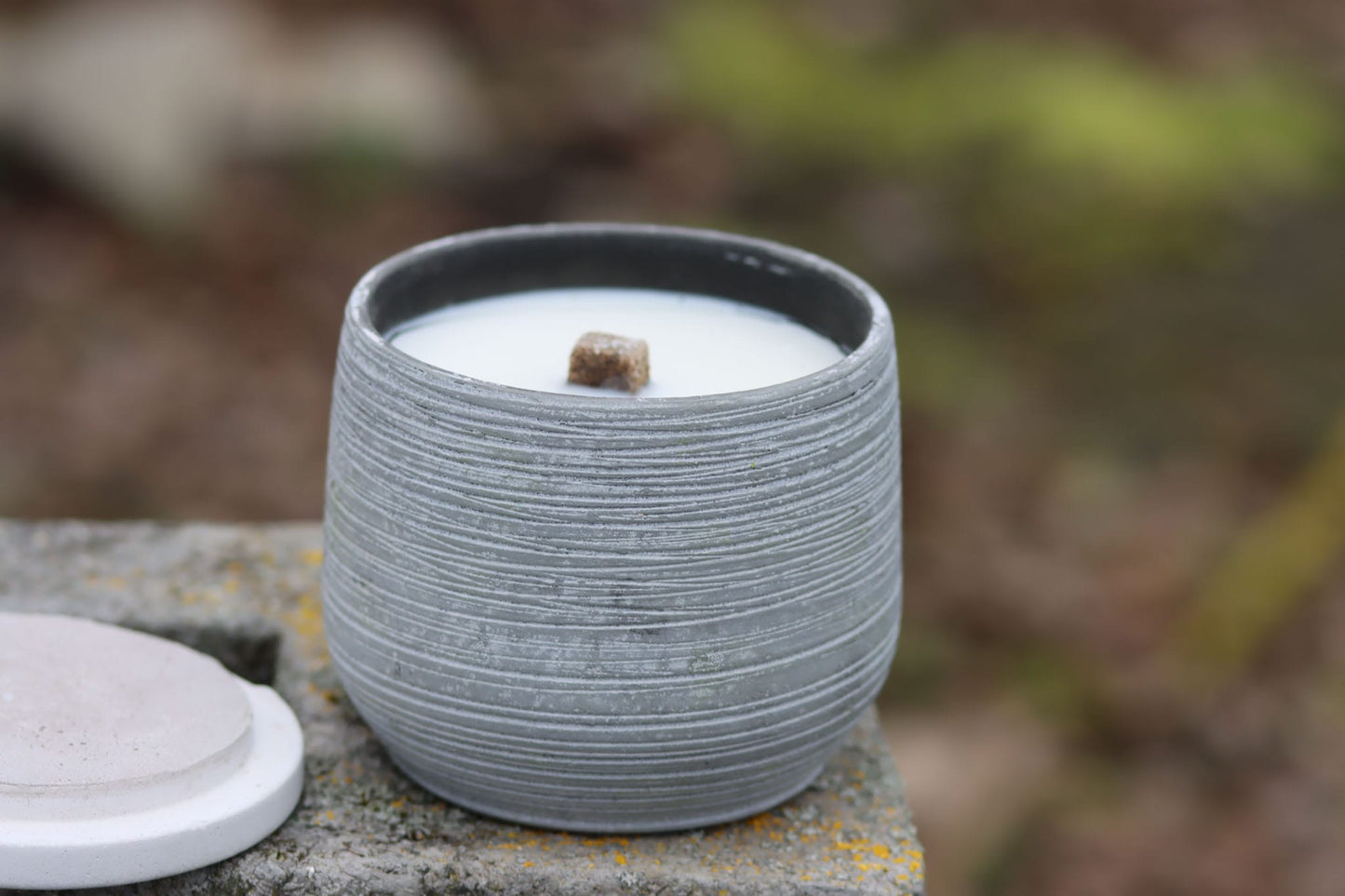 Outdoor Kerze Betonkerze Feuer Dauerdocht Feuertopf Deko Gartendeko Kerzenreste schmelzen Dekoration frostsicher Deckel Löschbrett Soja Wachs Sojawachs nachhaltig vegan recyceln Geschenk Geburtstag Vatertag Vater Mutter Muttertag Lagerfeuer Beton Flamme Kerzenlöscher Tischkerze Kerze Gartenfackel Garten Zement Anthrazit grau Licht Keramik Docht Topf Übertopf Holz Blumentopf Pflanzentopf Camping campen zelten wandern picknicken