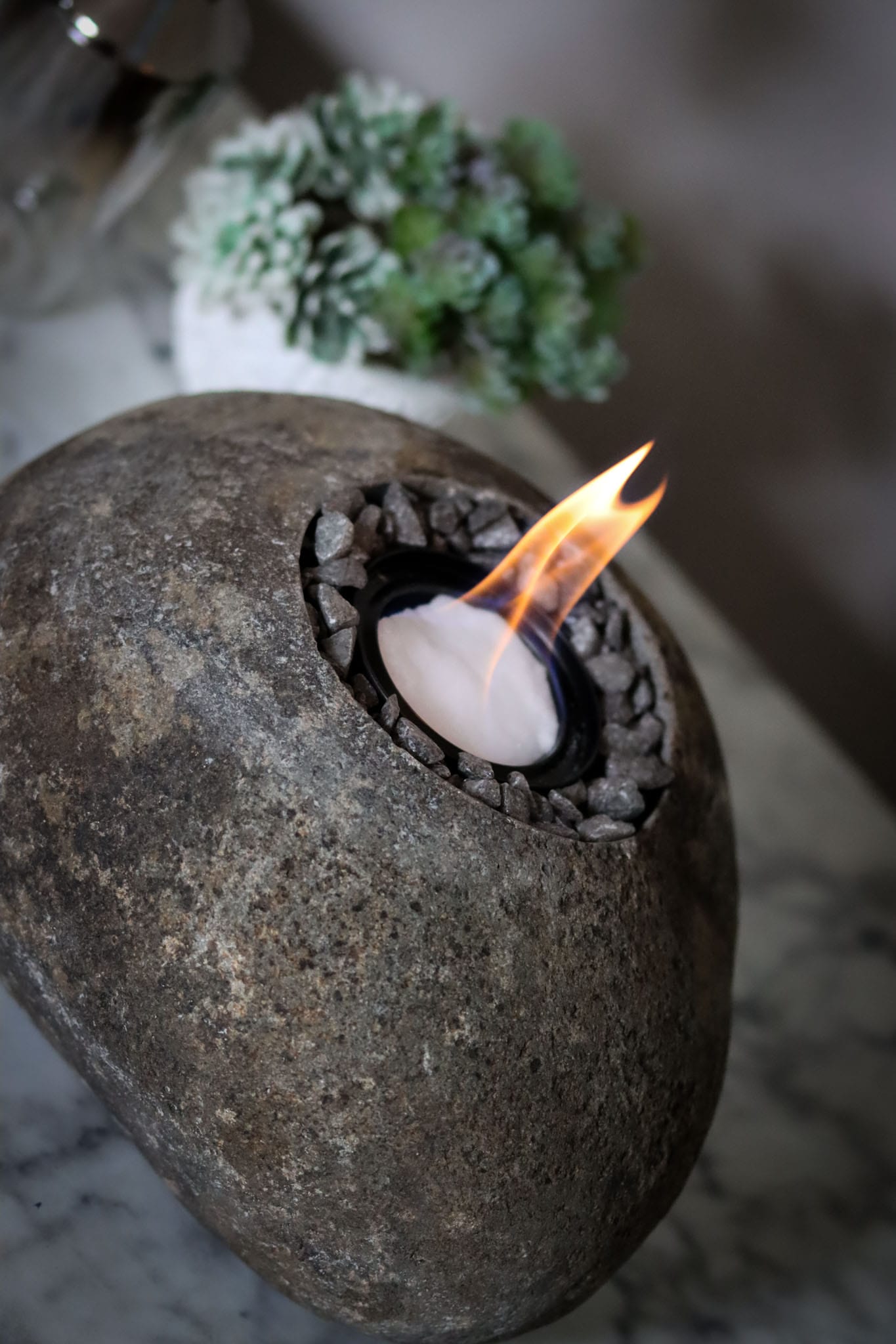 Ethanol Outdoor Indoor Innenbereich Wintergarten Zimmer Feuer Feuertopf Deko Gartendeko Dekoration Deckel Soja Wachs Sojawachs nachhaltig vegan Geschenk Geburtstag Vatertag Vater Mutter Muttertag Lagerfeuer Flamme Kerzenlöscher Tischkerze Kerze Gartenfackel Nachhaltig Stein Steine grob Schüttung Fels