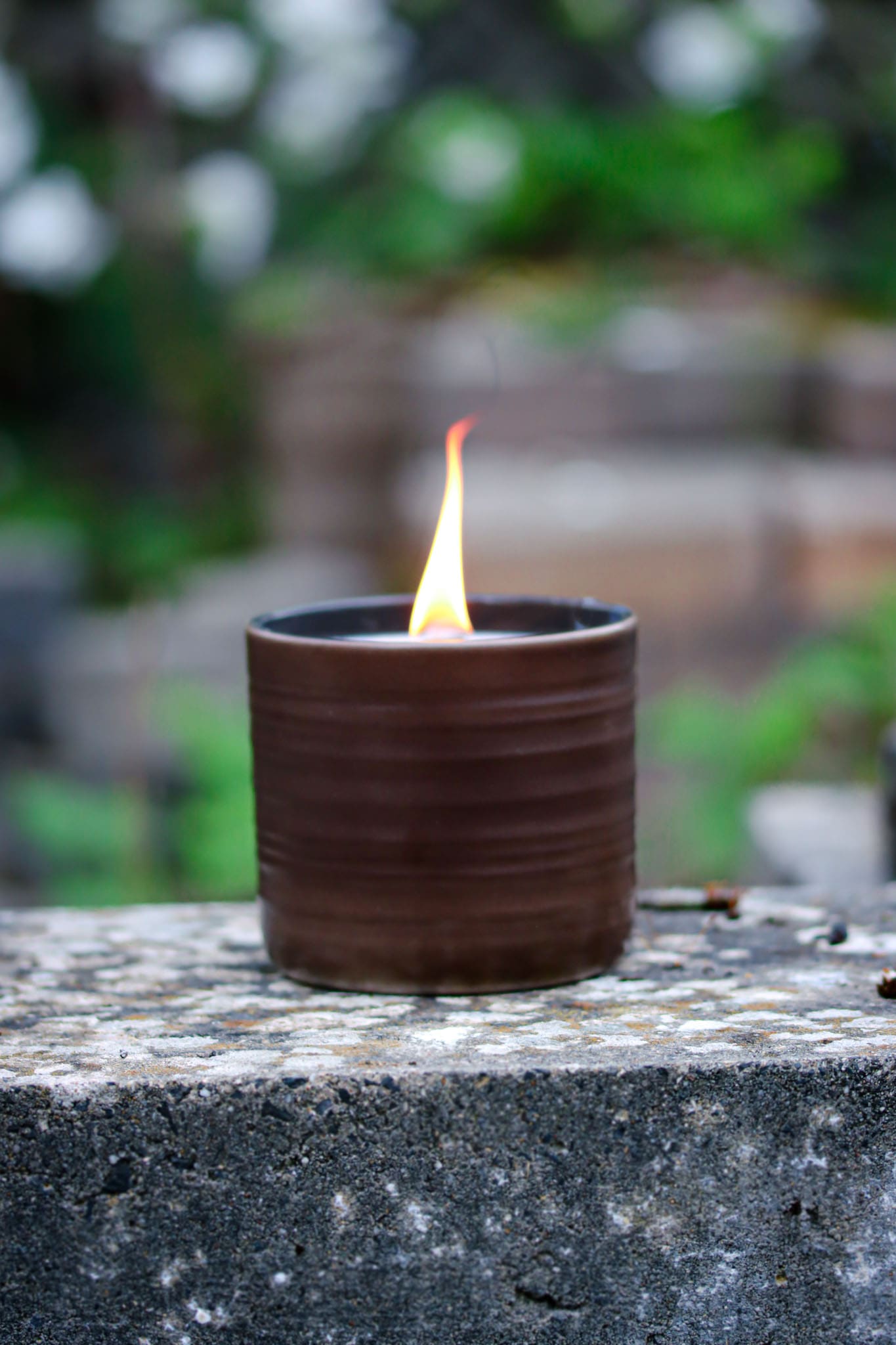 Outdoor Kerze Betonkerze Feuer Dauerdocht Feuertopf Deko Gartendeko Kerzenreste schmelzen Dekoration frostsicher Deckel Löschbrett Soja Wachs Sojawachs nachhaltig vegan recyceln Geschenk Geburtstag Vatertag Vater Mutter Muttertag Lagerfeuer Beton Flamme Kerzenlöscher Tischkerze Kerze Gartenfackel Garten Zement Anthrazit grau Licht Keramik Docht Topf Übertopf Holz Blumentopf Pflanzentopf Camping campen zelten wandern Mokka