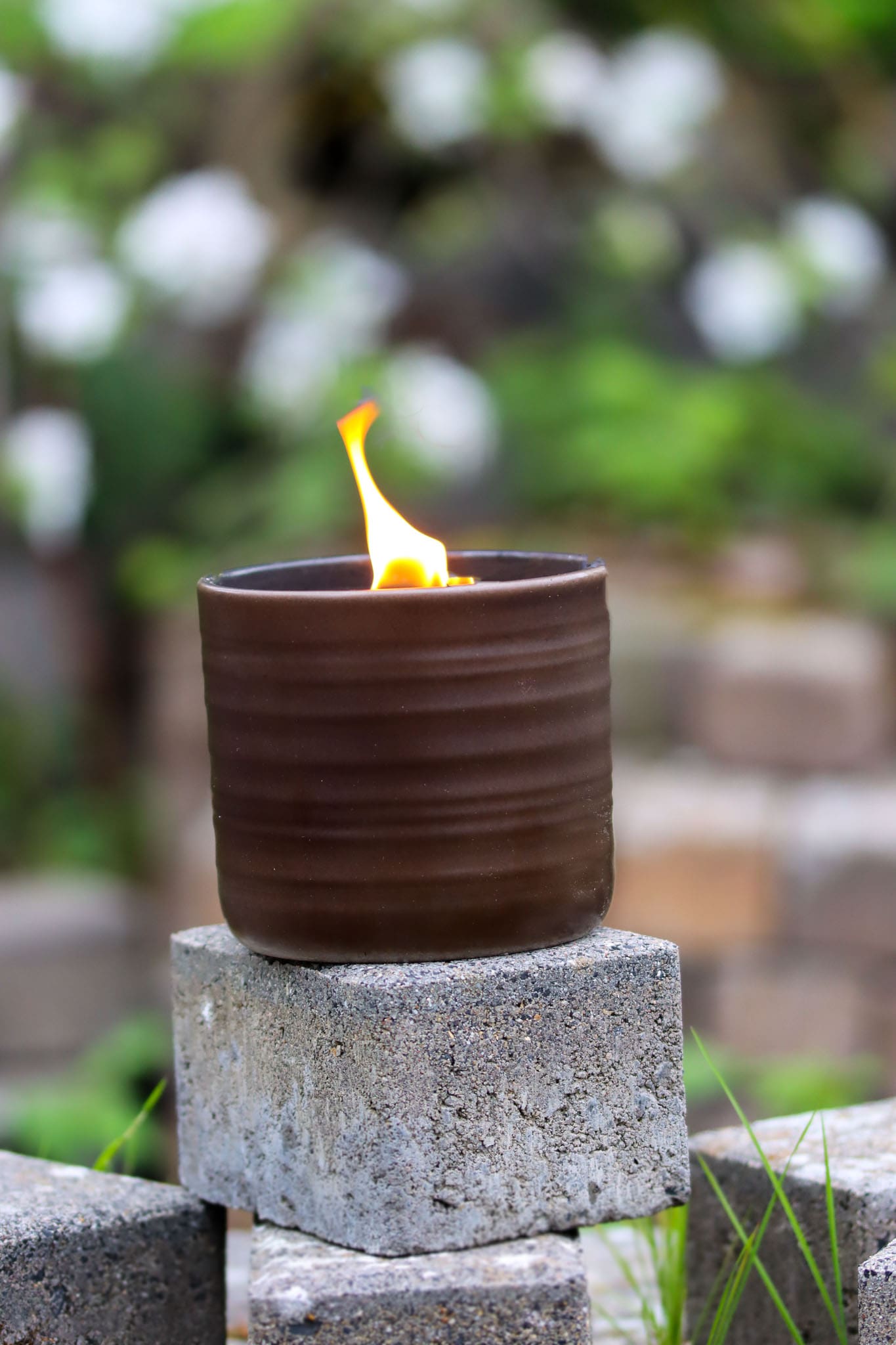 Outdoor Kerze Betonkerze Feuer Dauerdocht Feuertopf Deko Gartendeko Kerzenreste schmelzen Dekoration frostsicher Deckel Löschbrett Soja Wachs Sojawachs nachhaltig vegan recyceln Geschenk Geburtstag Vatertag Vater Mutter Muttertag Lagerfeuer Beton Flamme Kerzenlöscher Tischkerze Kerze Gartenfackel Garten Zement Anthrazit grau Licht Keramik Docht Topf Übertopf Holz Blumentopf Pflanzentopf Camping campen zelten wandern Kakao