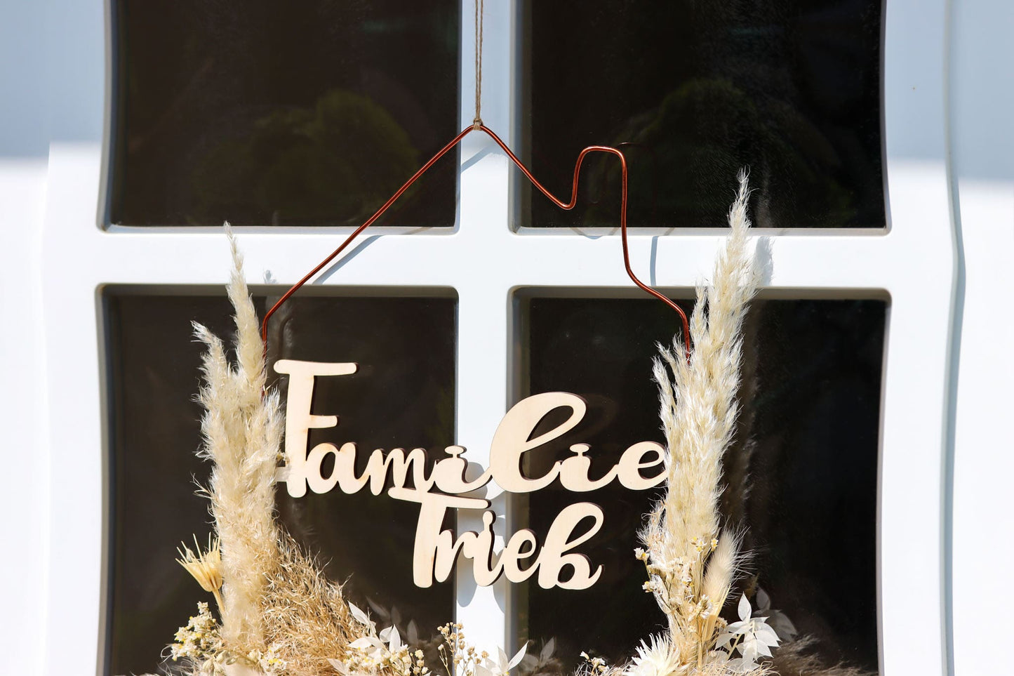 Holzhaus personalisiert Name Familie Geschenk Richtfest Einzug Blumenkranz Kranz Deko Dekoration Loopkranz Haus Hausform Schornstein Trockenblumen Blumen Geschenk Hausbau bauen einziehen Holz Metall Namen Unikat Draht Metallring Türkranz Haustür Tür Fenster Wohnung Weiß