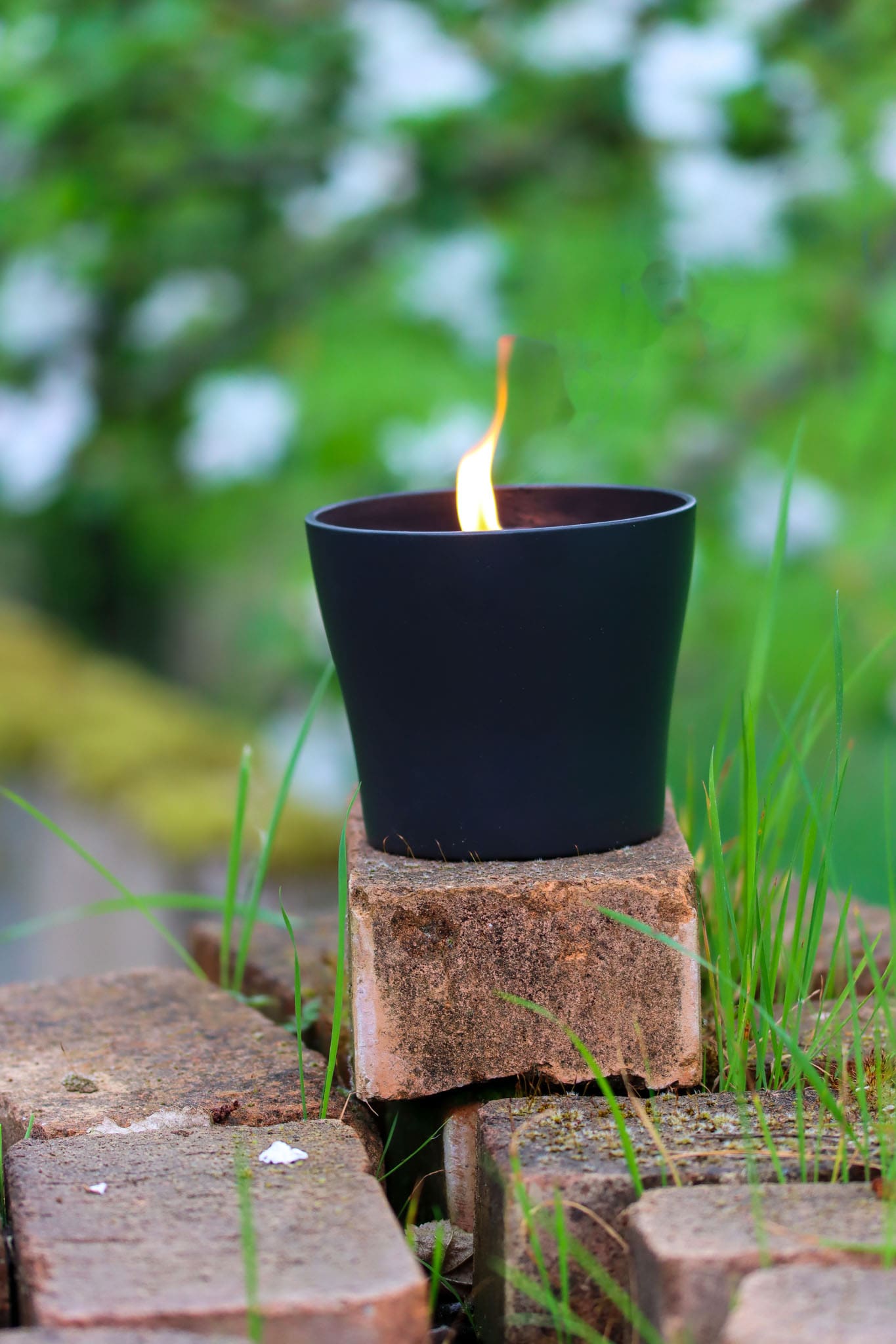 Outdoor Kerze Betonkerze Feuer Dauerdocht Feuertopf Deko Gartendeko Kerzenreste schmelzen Dekoration frostsicher Deckel Löschbrett Soja Wachs Sojawachs nachhaltig vegan recyceln Geschenk Geburtstag Vatertag Vater Mutter Muttertag Lagerfeuer Beton Flamme Kerzenlöscher Tischkerze Kerze Gartenfackel Garten Zement Anthrazit grau Licht Keramik Docht Topf Übertopf Holz Blumentopf Pflanzentopf Camping campen zelten wandern matte Oberfläche