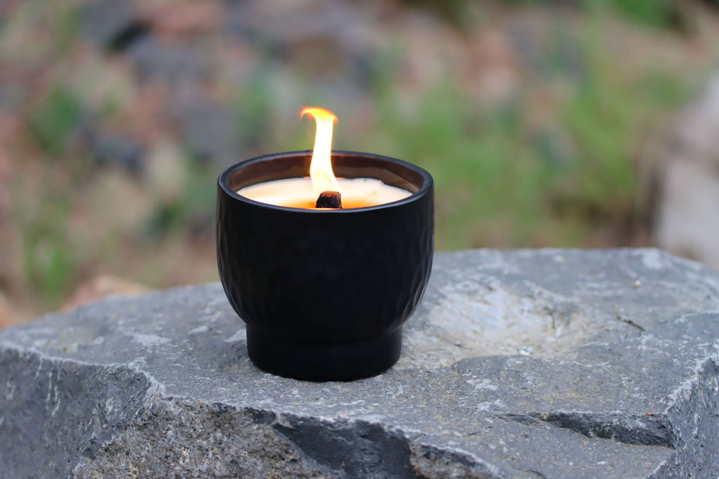 Outdoor Kerze Betonkerze Feuer Dauerdocht Feuertopf Deko Gartendeko Kerzenreste schmelzen Dekoration frostsicher Deckel Löschbrett Soja Wachs Sojawachs nachhaltig vegan recyceln Geschenk Geburtstag Vatertag Vater Mutter Muttertag Lagerfeuer Beton Flamme Kerzenlöscher Tischkerze Kerze Gartenfackel Garten Zement Anthrazit grau Licht Keramik Docht Topf Übertopf Holz Blumentopf Pflanzentopf Camping campen zelten wandern Pokal