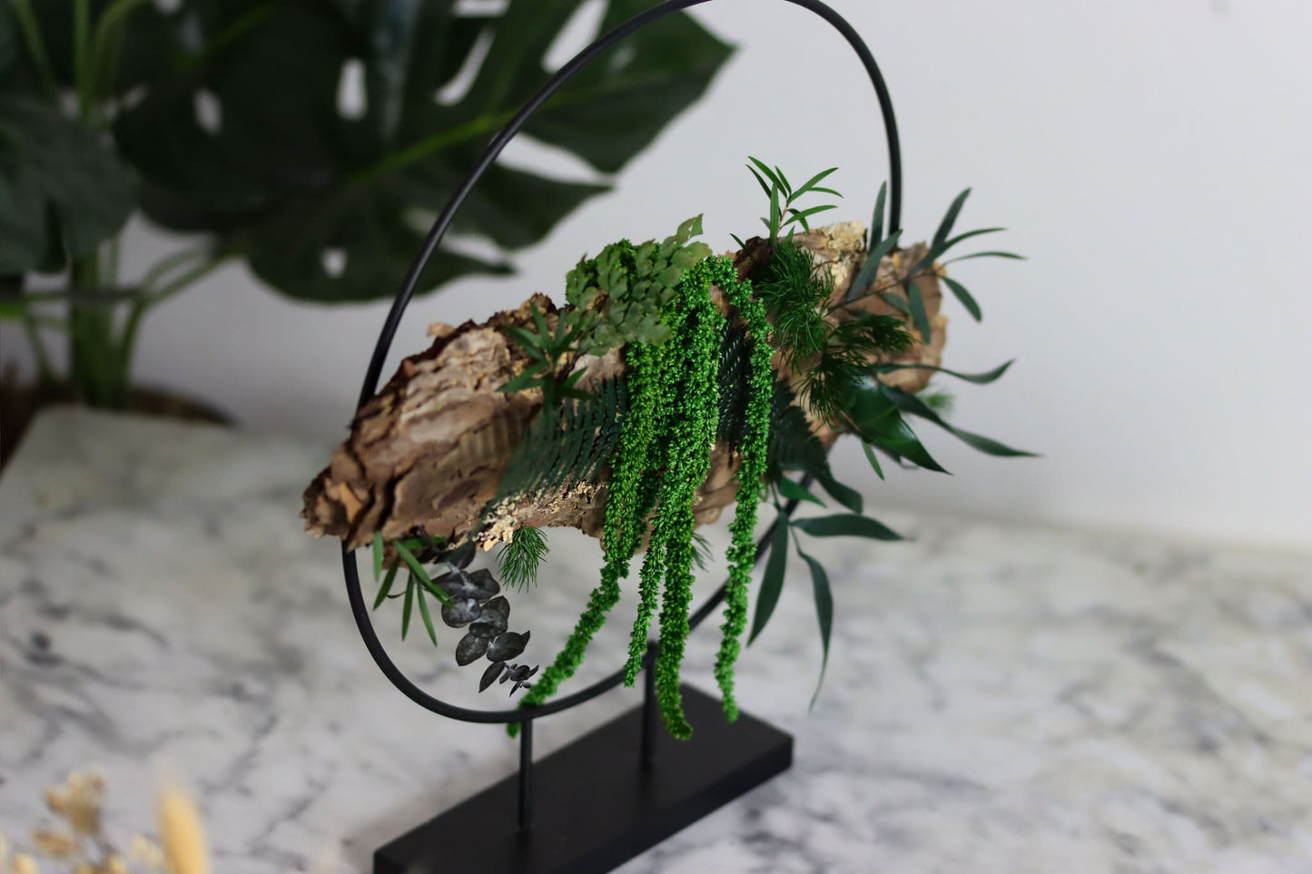 Deko Ring Metall Pflanzen Pflanzenring Ring Dekoration Tischdeko Laden Einrichtung Büro Home Office Ranken Farn biophelic Design Waldpilz Pilze Flechte Treibholz Holzstück Wurzel Baum Ast Baumscheibe