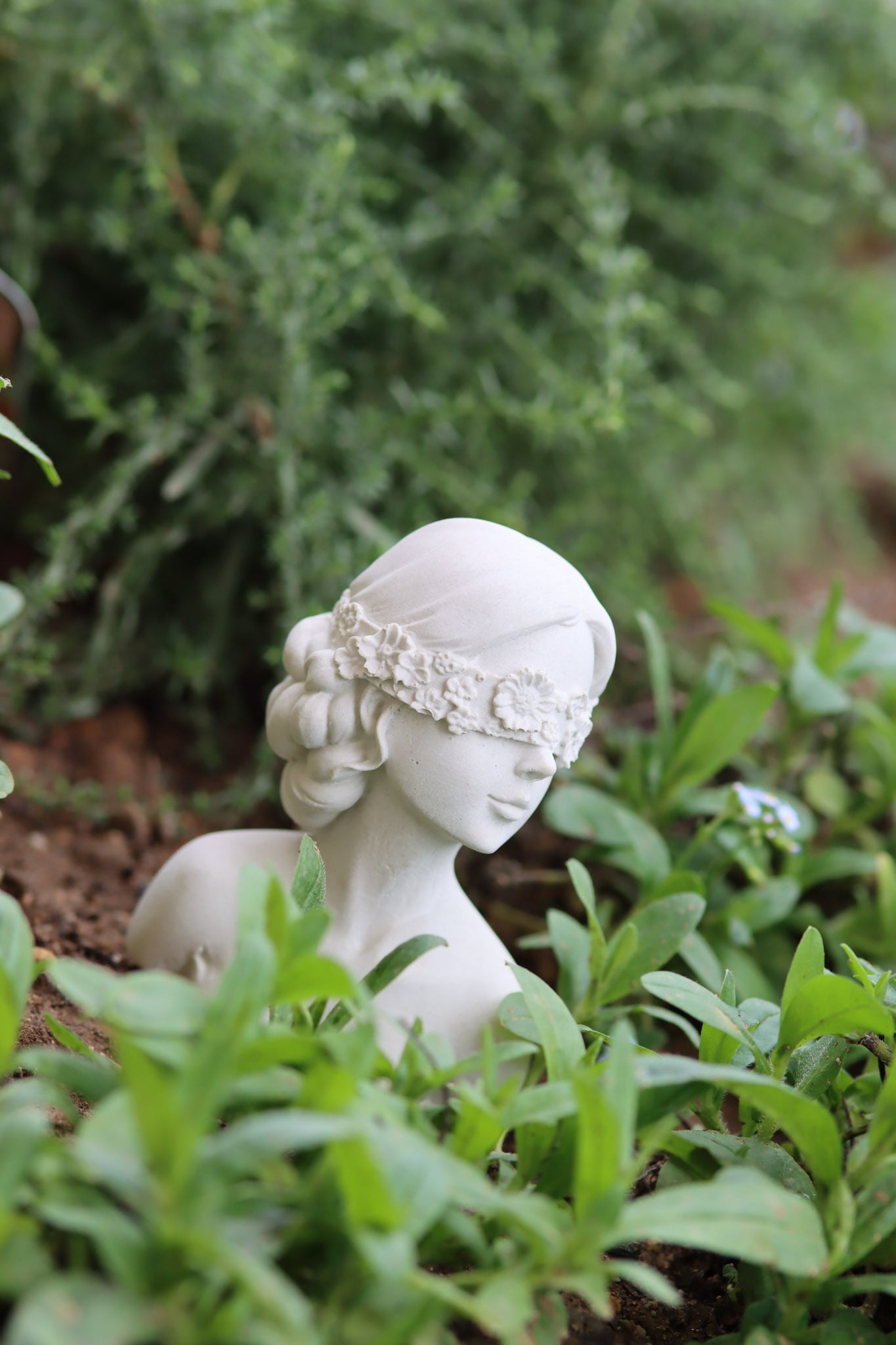 Blumenmädchen Beton frostsicher Kunst art Augenbinde Blumen Mädchen kreativ Schönheit Garten Terrasse girl Betonfigur figure Figur deko homedeco decoration Aesthetic ästhetisch weiß