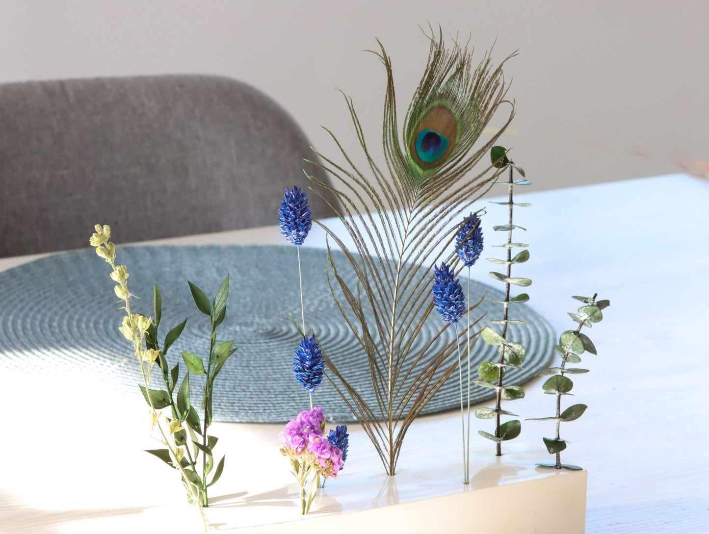 Trockenblumen driedflowers Blumen Beton frostsicher Pfau peacock Mayura Küche Wohnung homedeco deko decoration lovely blue blau Pfauenfeder feather Feder peacockfeather Auge Augenblau eye