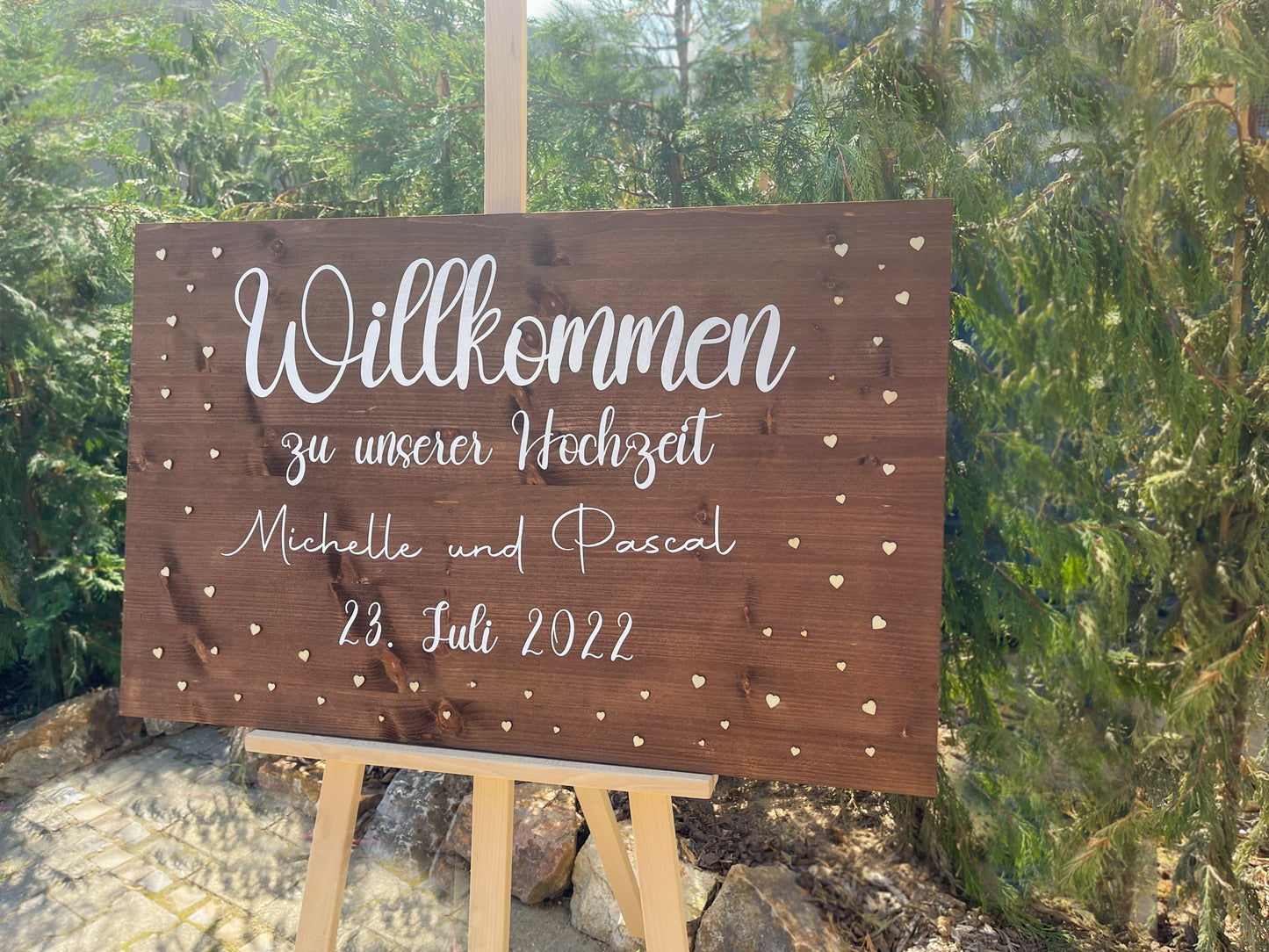 Willkommensschild Schild Willkommen Hochzeit wedding Namen Liebe love Datum personalisiert personalized Wunsch wish Herzen Holz Holzschild Hochzeitsschild Pärchen Braut Bräutigam Nussbaum Eiche Staffelei