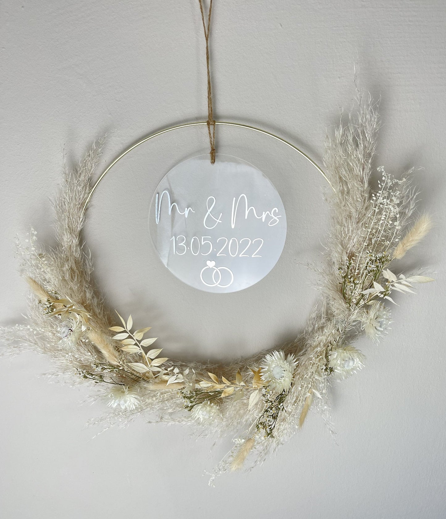 Loopkranz Pampasgras Pampas Acrylglas Acryl Glas personalisiert Personalisierung Name Symbol Text Wunsch wish Wunschschrift Pärchen Brautpaar wedding Hochzeit personalized driedflowers Trockenblumen créme Sommer summer Türkranz Wohnung Kranz flowers Blumen Blumenkranz