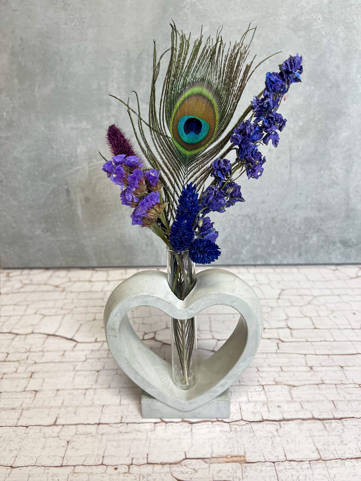 Beton Herz weiß driedflowers Trockenblumen Pfauenfeder Pfau peacock Mayura peacock feather eye blueeye Augenblau blue blau lilac lila homedecor decoration Deko Wohnung Küche Blumenstrauß handmade handgefertigt