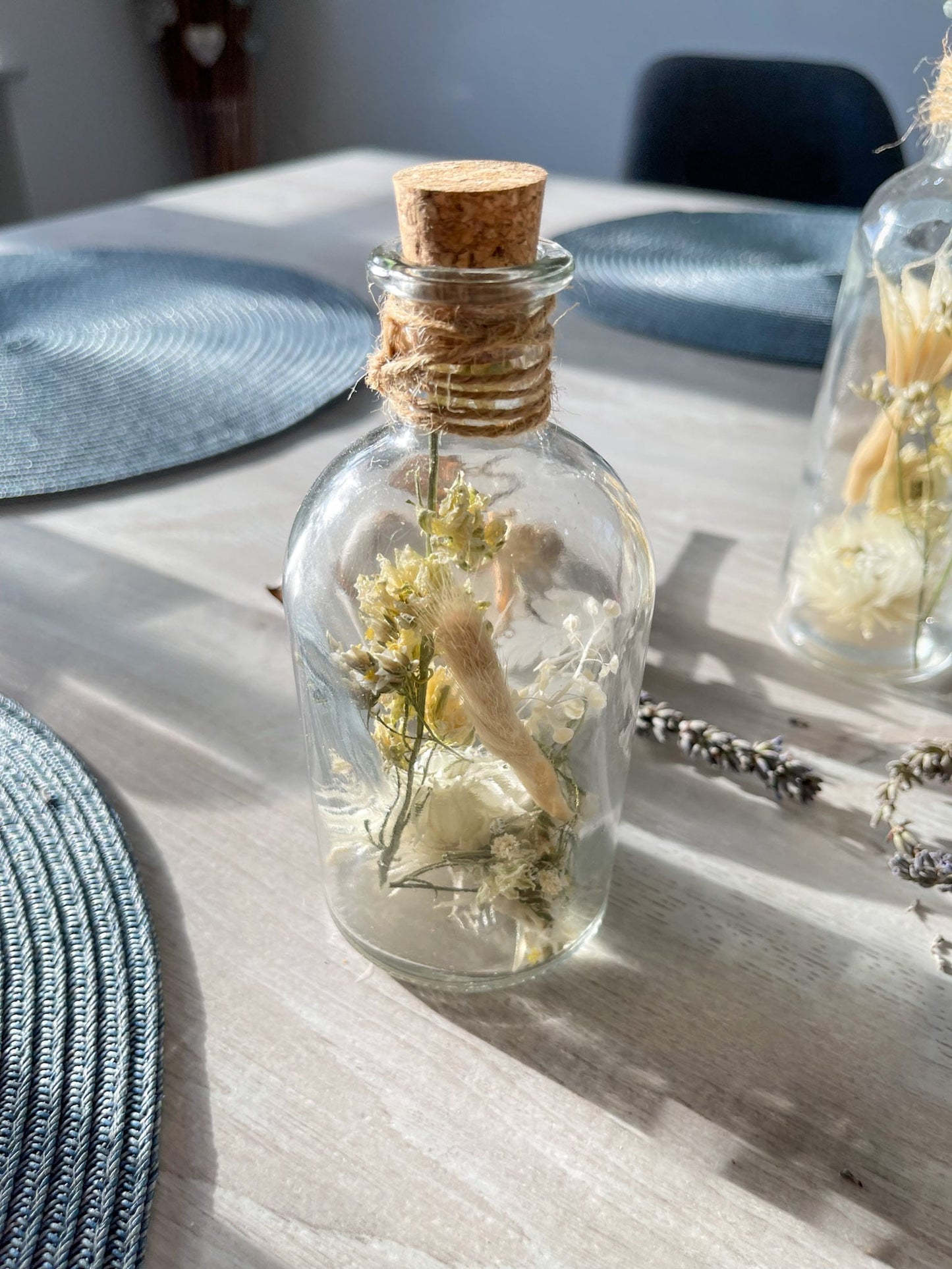 Glasflasche Glas Flasche Trockenblumen driedflowers Kork Naturgarn nature Natur fairy fairycore Fee homedeco decoration Deko handmade handgefertigt Geschenkidee creme weiß white wedding Hochzeit Tischdeko