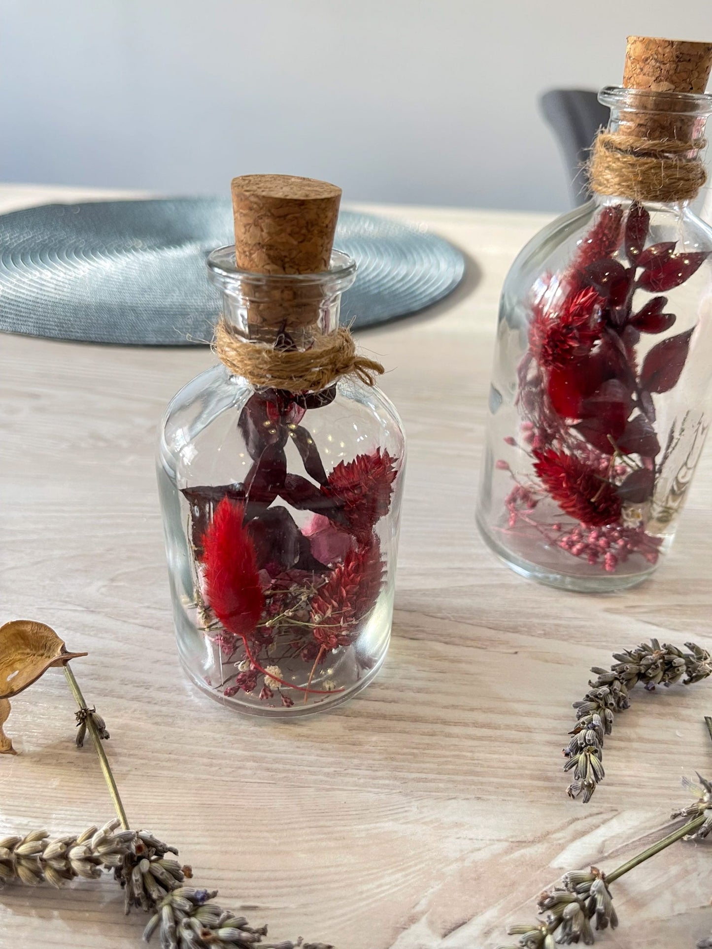Glasflasche Glas Flasche Trockenblumen driedflowers Kork Naturgarn nature Natur fairy fairycore Fee homedeco decoration Deko handmade handgefertigt Geschenkidee rot winered red