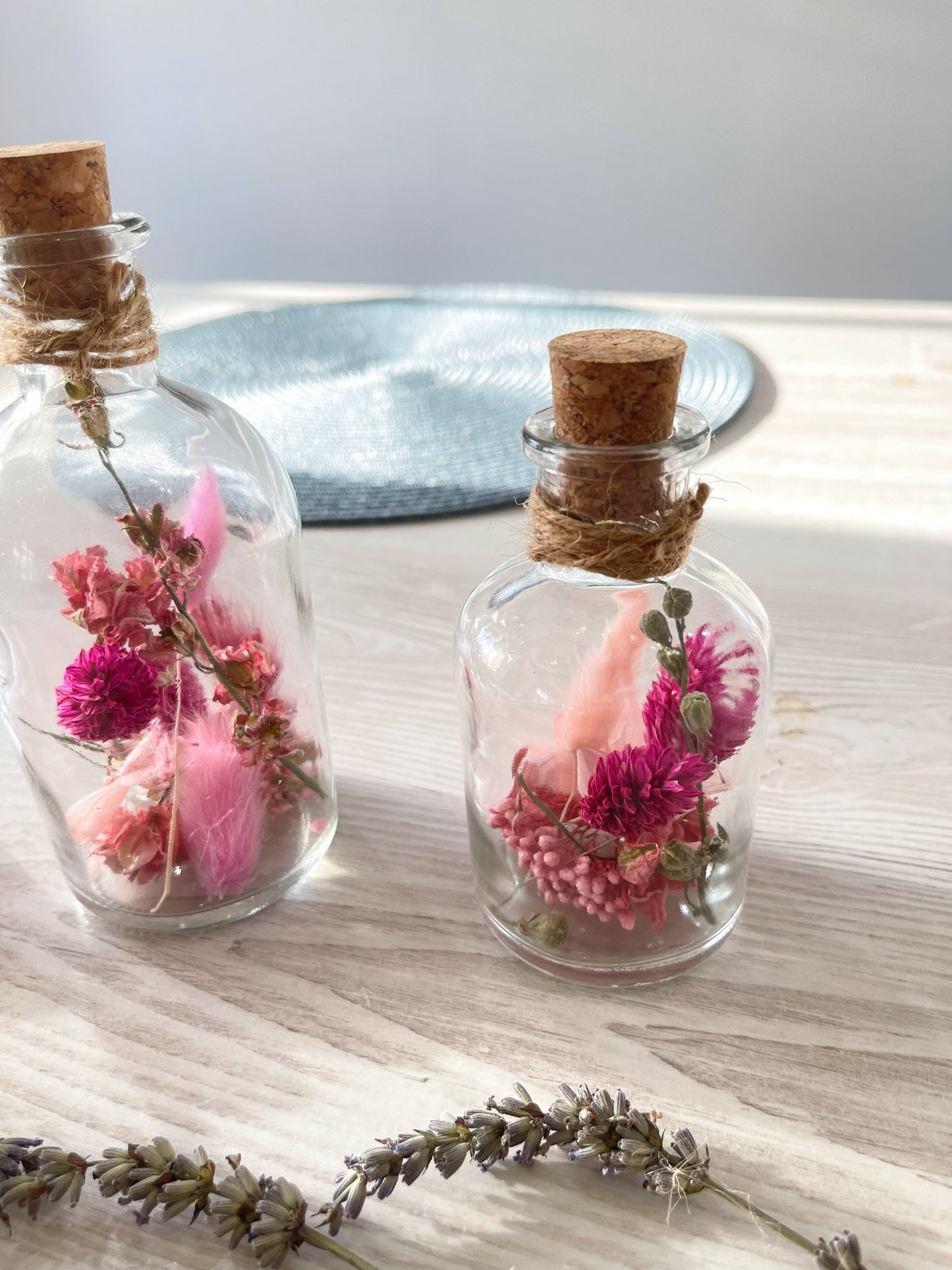 Glasflasche Glas Flasche Trockenblumen driedflowers Kork Naturgarn nature Natur fairy fairycore Fee homedeco decoration Deko handmade handgefertigt Geschenkidee rosa pink girly Tischdeko