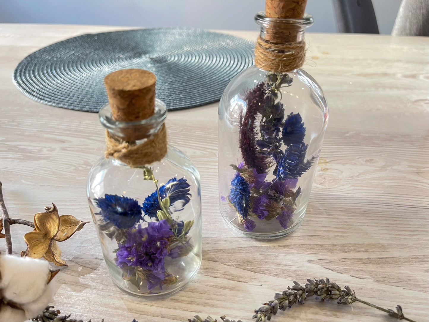 Glasflasche Glas Flasche Trockenblumen driedflowers Kork Naturgarn nature Natur fairy fairycore Fee homedeco decoration Deko handmade handgefertigt Geschenkidee Azur blau lila