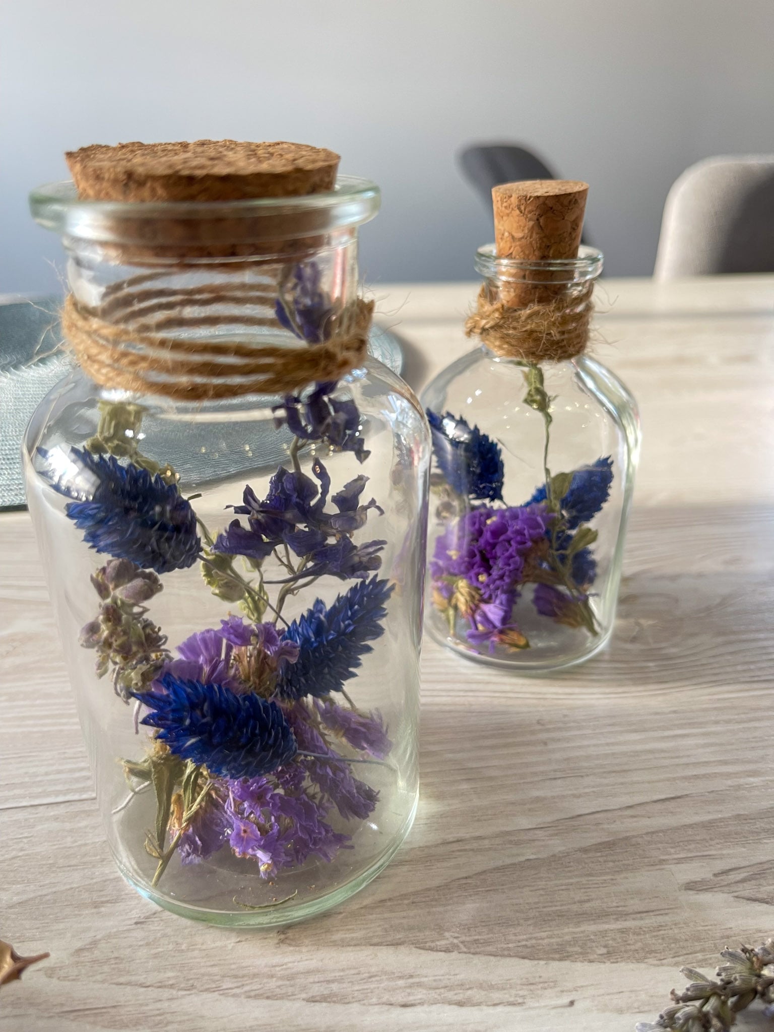 Trockenblumen im 2-Set Glas und Farbtöne Blau & Lila
