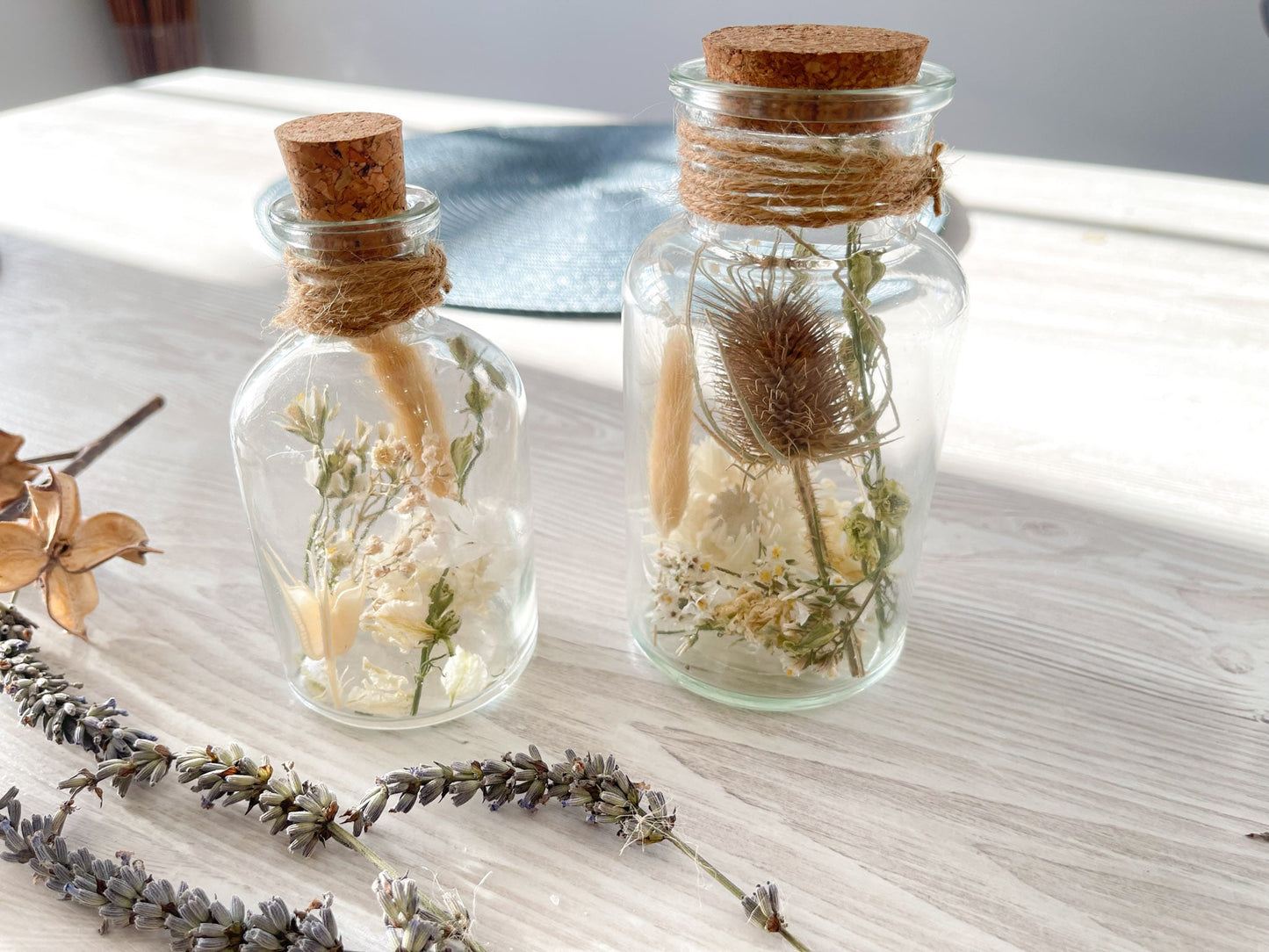 Glasflasche Glas Flasche Trockenblumen driedflowers Naturgarn nature Natur fairy fairycore Fee homedeco decoration Deko handmade handgefertigt Geschenkidee white weiß creme wildekarde Tischdeko Kerze candle Kork cosy pastell
