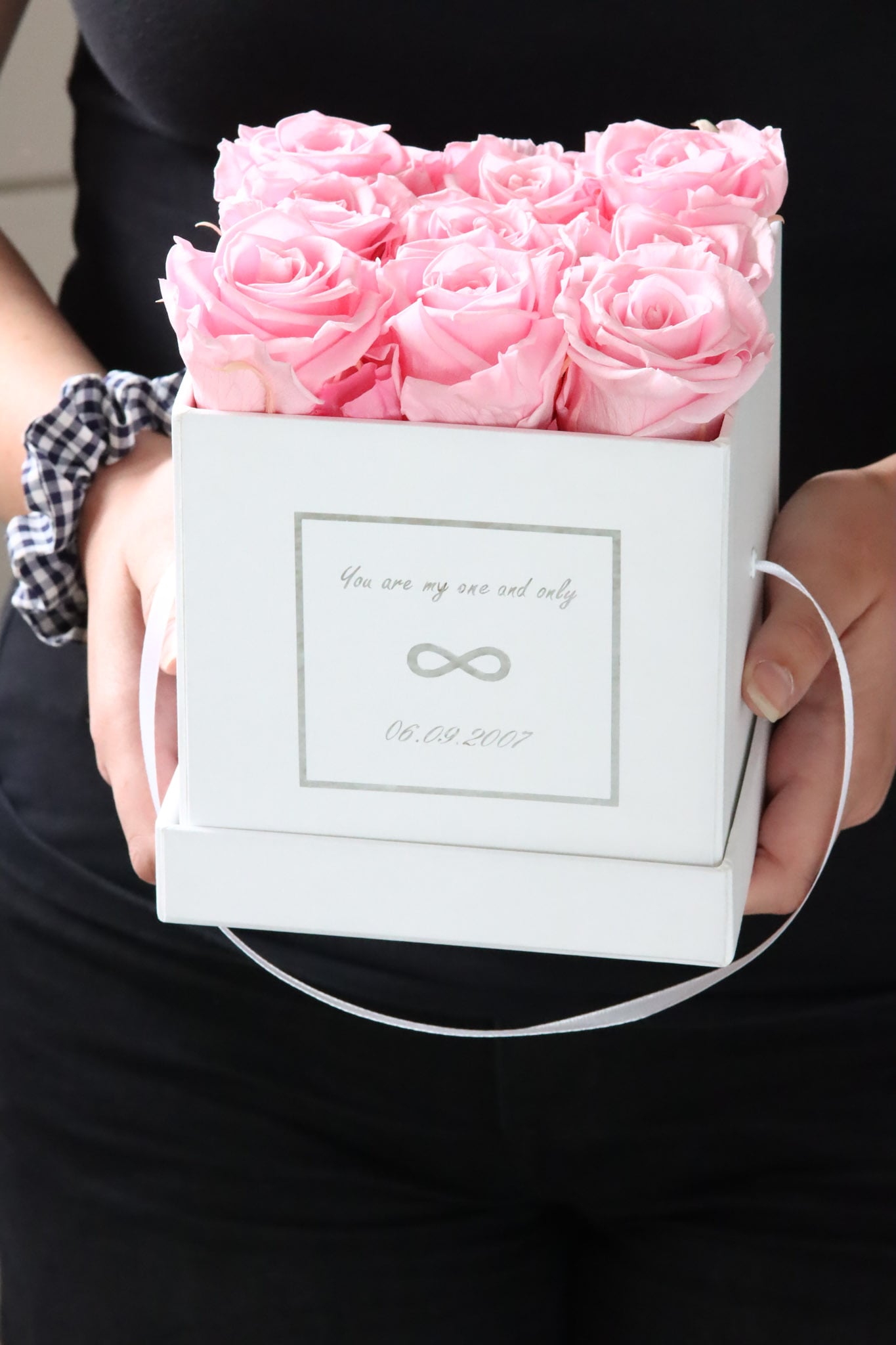 Rosenbox rosa Myoneandonly Box Geschenkbox Valentinstag Valentinesday Infinityrose infinity rose roses Geschenkidee Freundin girlfriend Geburtstag Design personalisiert Personalisierung personalized Name Text Spruch quote Datum Gedicht traumhaft Kunst art elegant aesthetic viereckig weiß ewigerose girly longlive langlebig